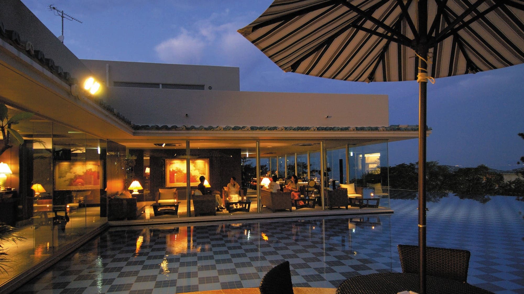 It is brightly lit up at night, leaving a striking impression on the night scenery.