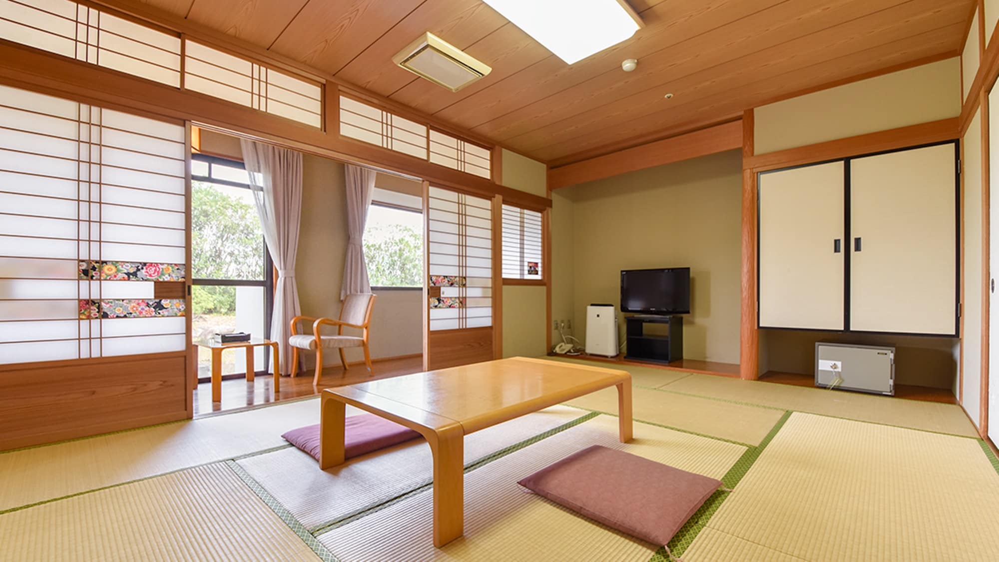 * Room (Japanese-style room 10 tatami mats)