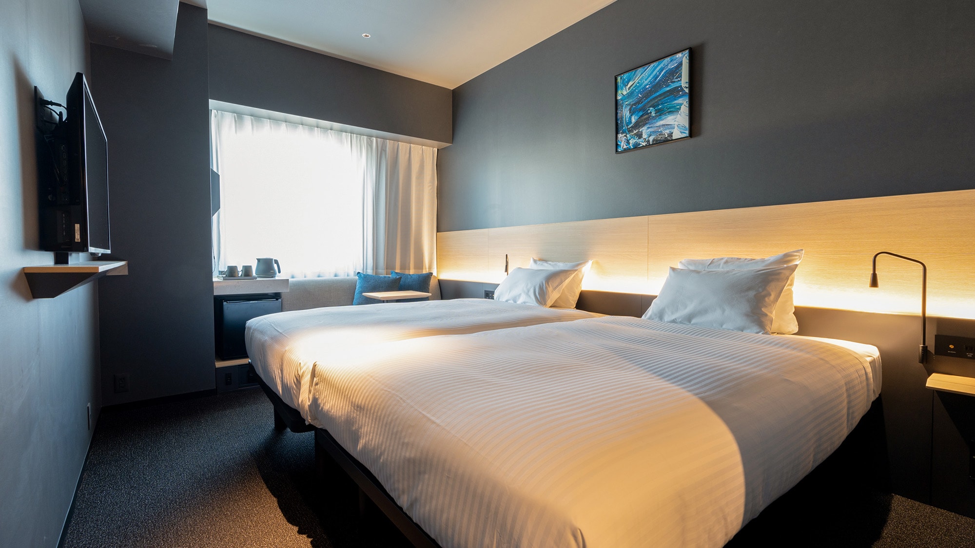[Medium Twin Room] Two 120cm beds and a sofa by the window.