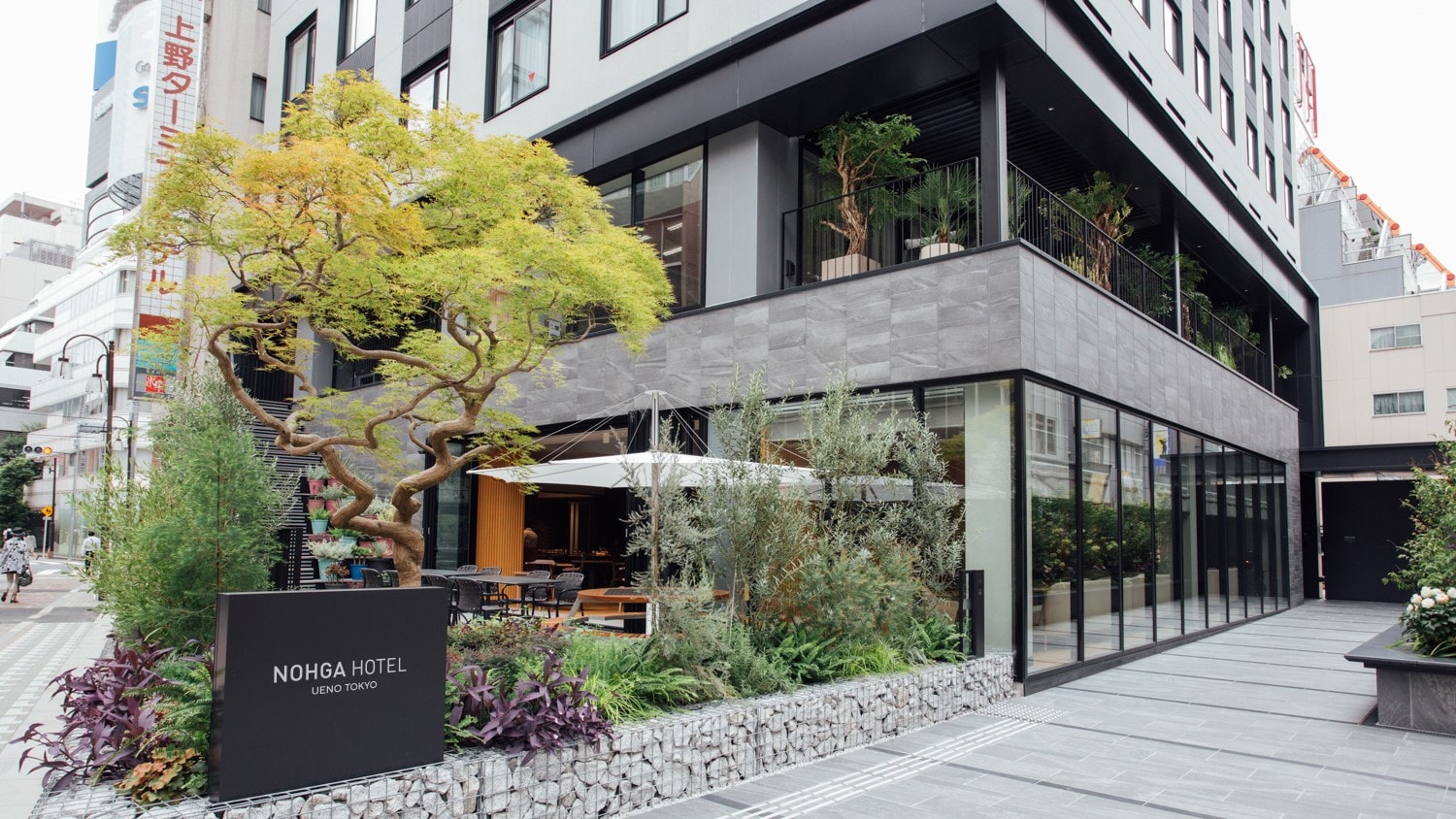 Hotel exterior (daytime)