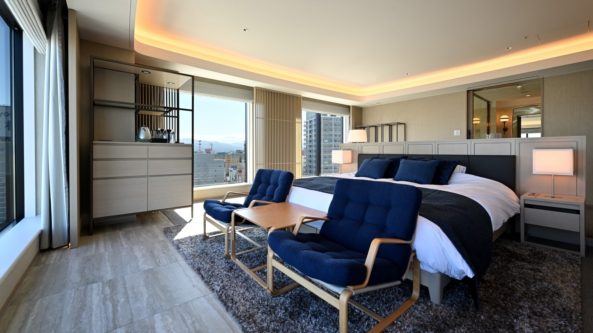 [Phòng Emperor Suite] Không gian rộng rãi được trang trí bằng đồ nội thất và vật dụng trang trí cao cấp, tạo nên bầu không khí sang trọng.