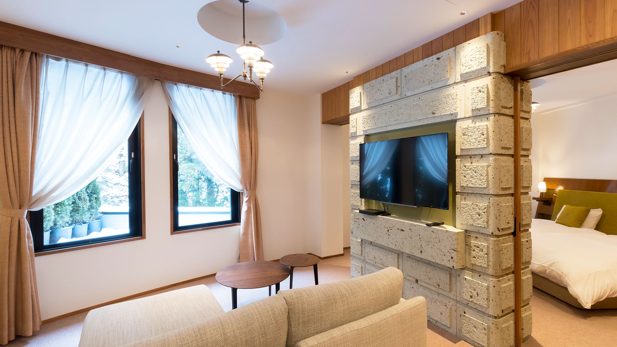 [Main building, 3rd floor / 50 square meters] Please relax and enjoy the view of the cedar trees from the large windows.