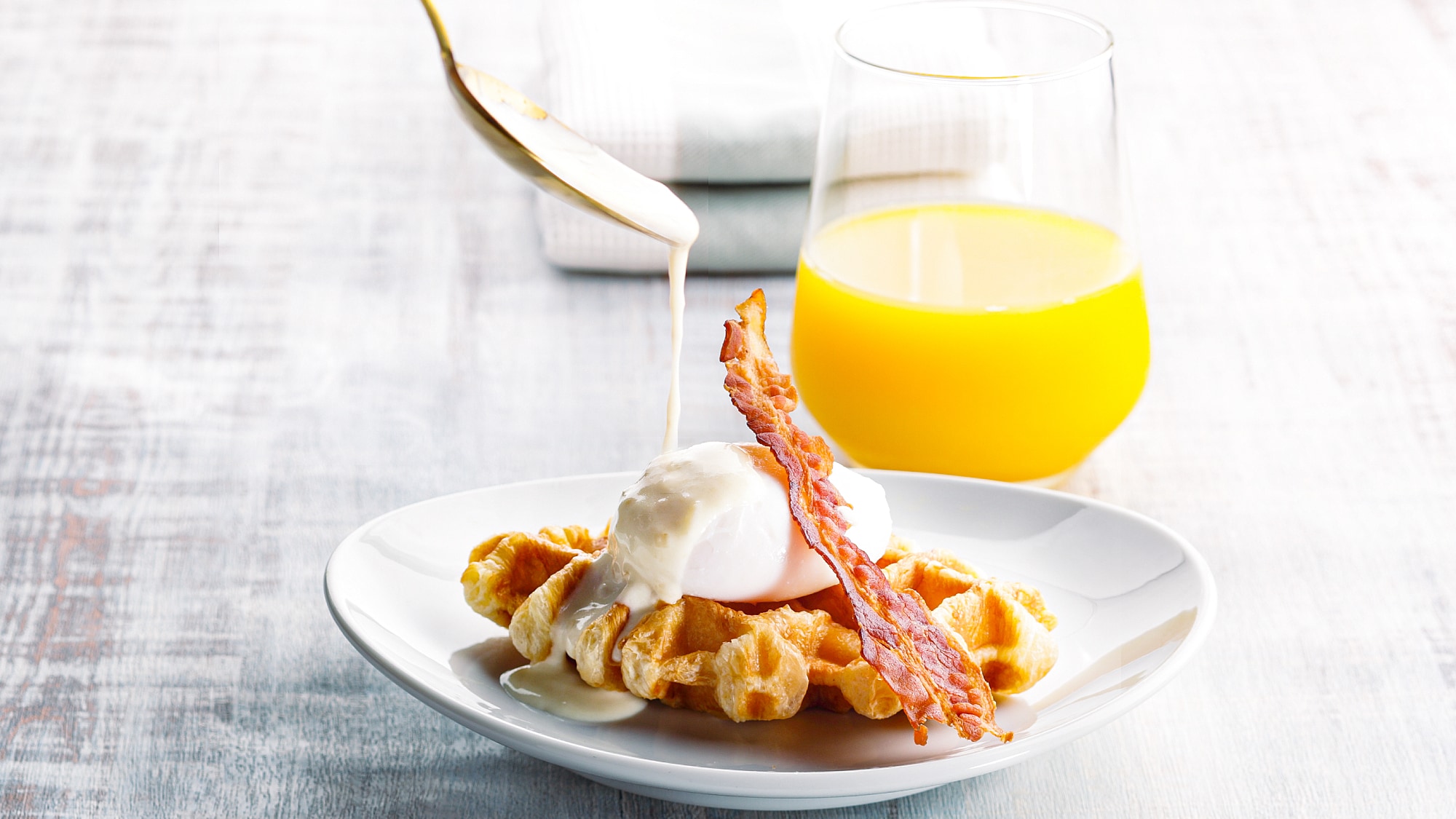 ◇ Croissant waffle topped with a poached egg and enjoyed with cheese sauce "Croffle Benedict"