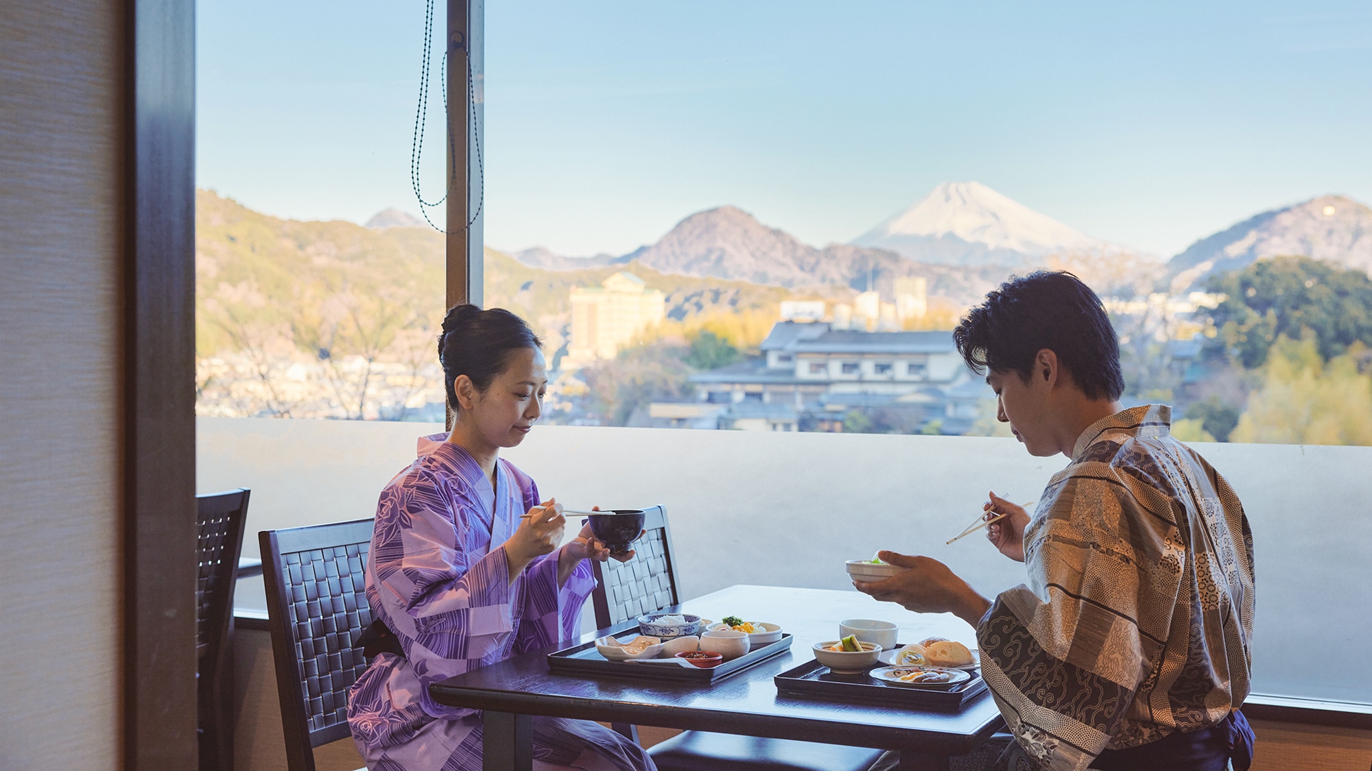 [Ăn sáng] Vào những ngày nắng, hãy thưởng thức bữa sáng tại nhà hàng nhìn ra Núi Phú Sĩ.