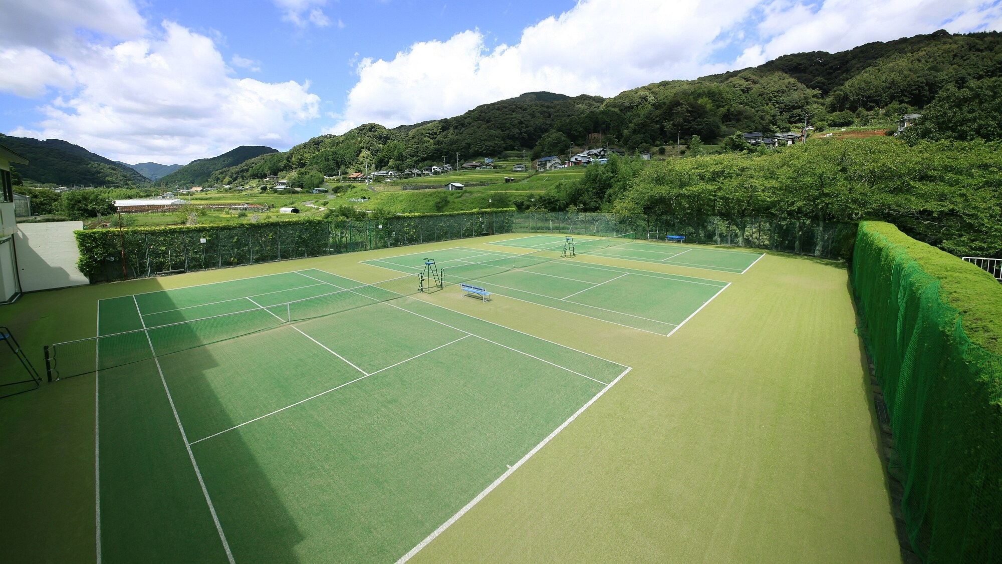 Một ví dụ về sân tennis