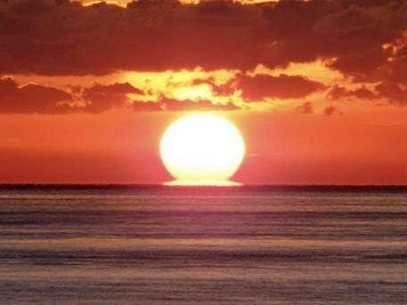 冬季はベランダ・お部屋から夕日がご覧頂けます。条件が揃えばお写真のようなだるま夕日になります。