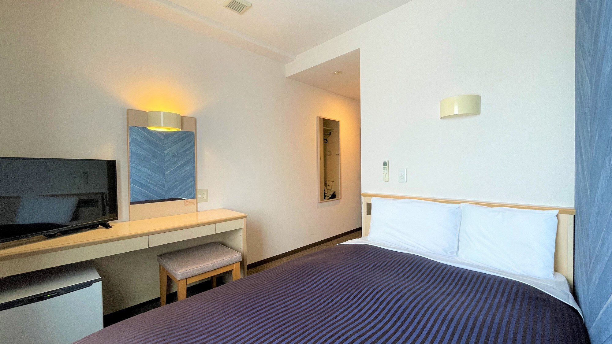 ■ [Semi-double room] (12 square meters) Bed width 122 cm