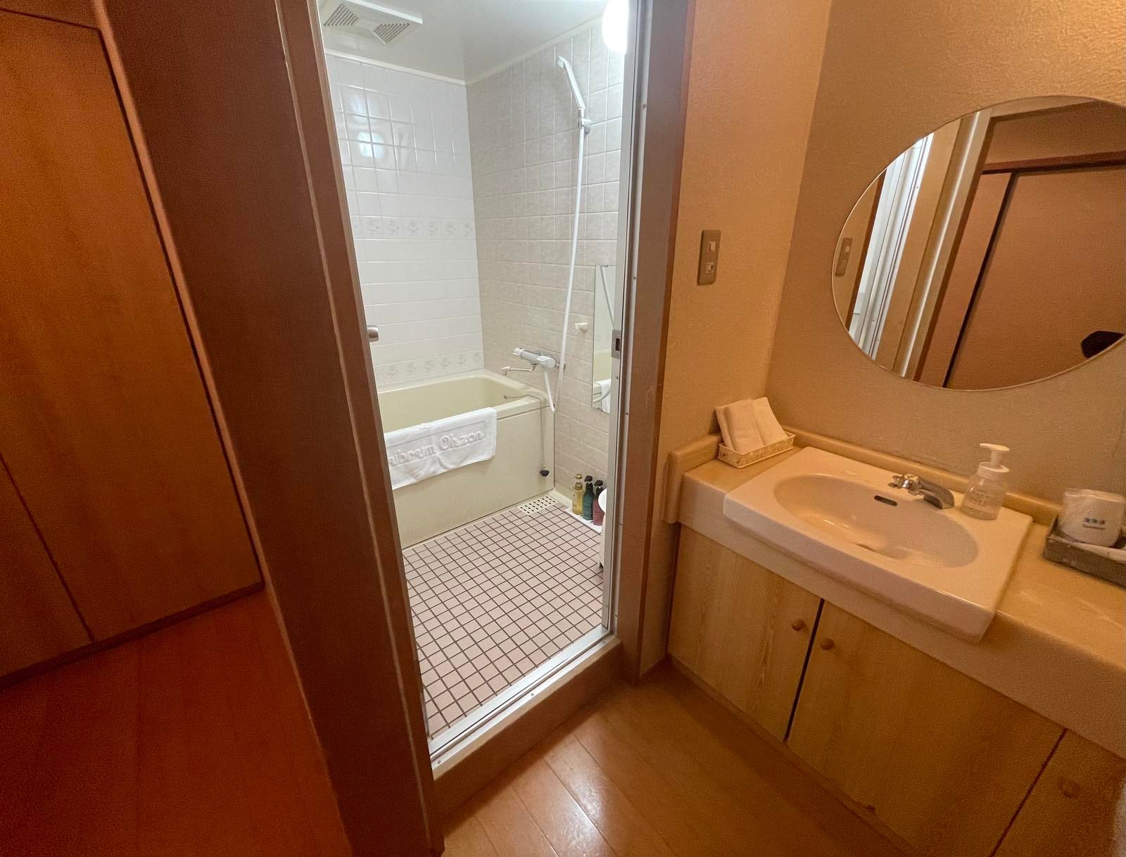 Japanese-style room: Bath and sink