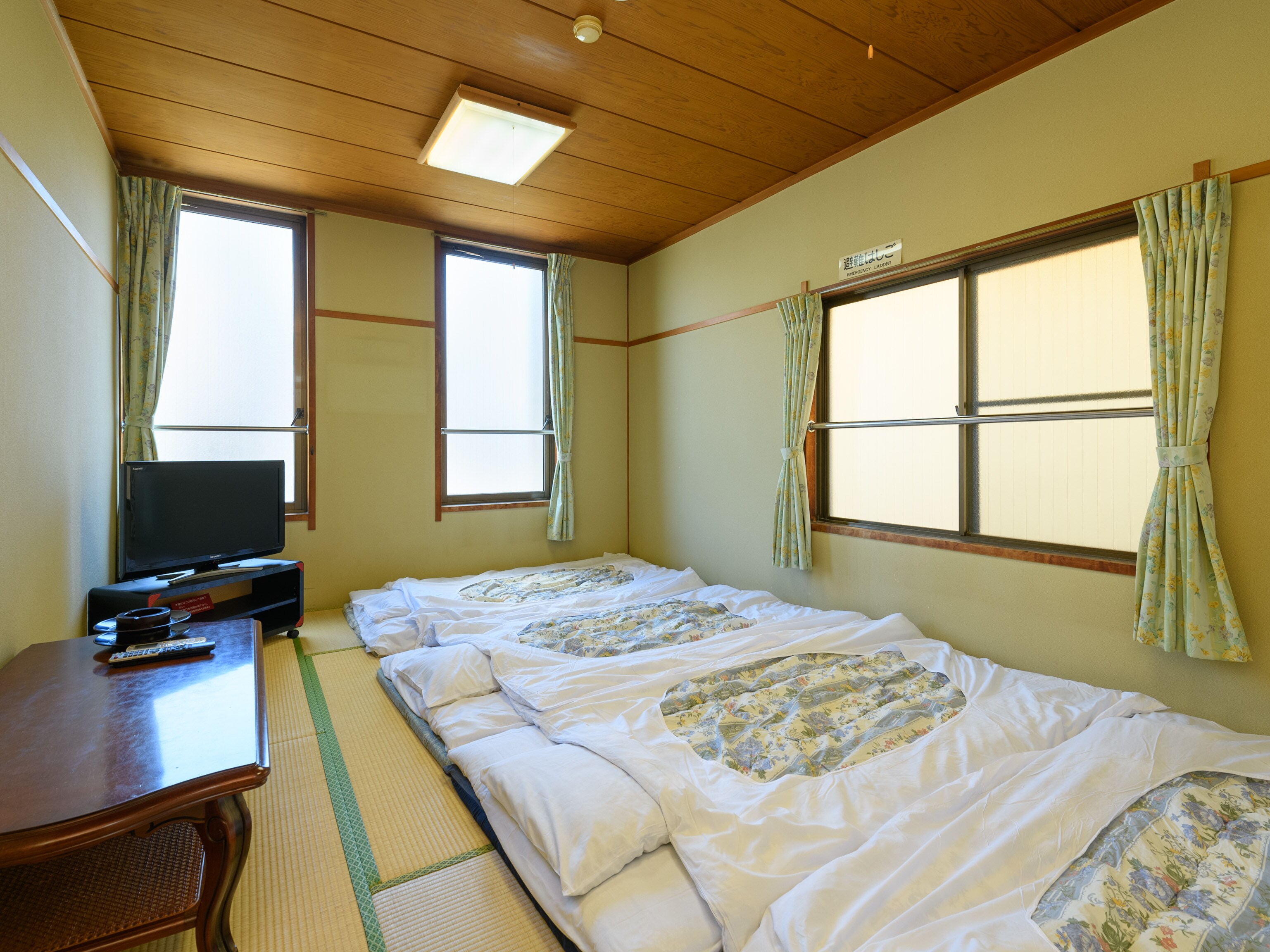 [Smoking] Japanese-style room for 1 to 4 people (shared bath and toilet)