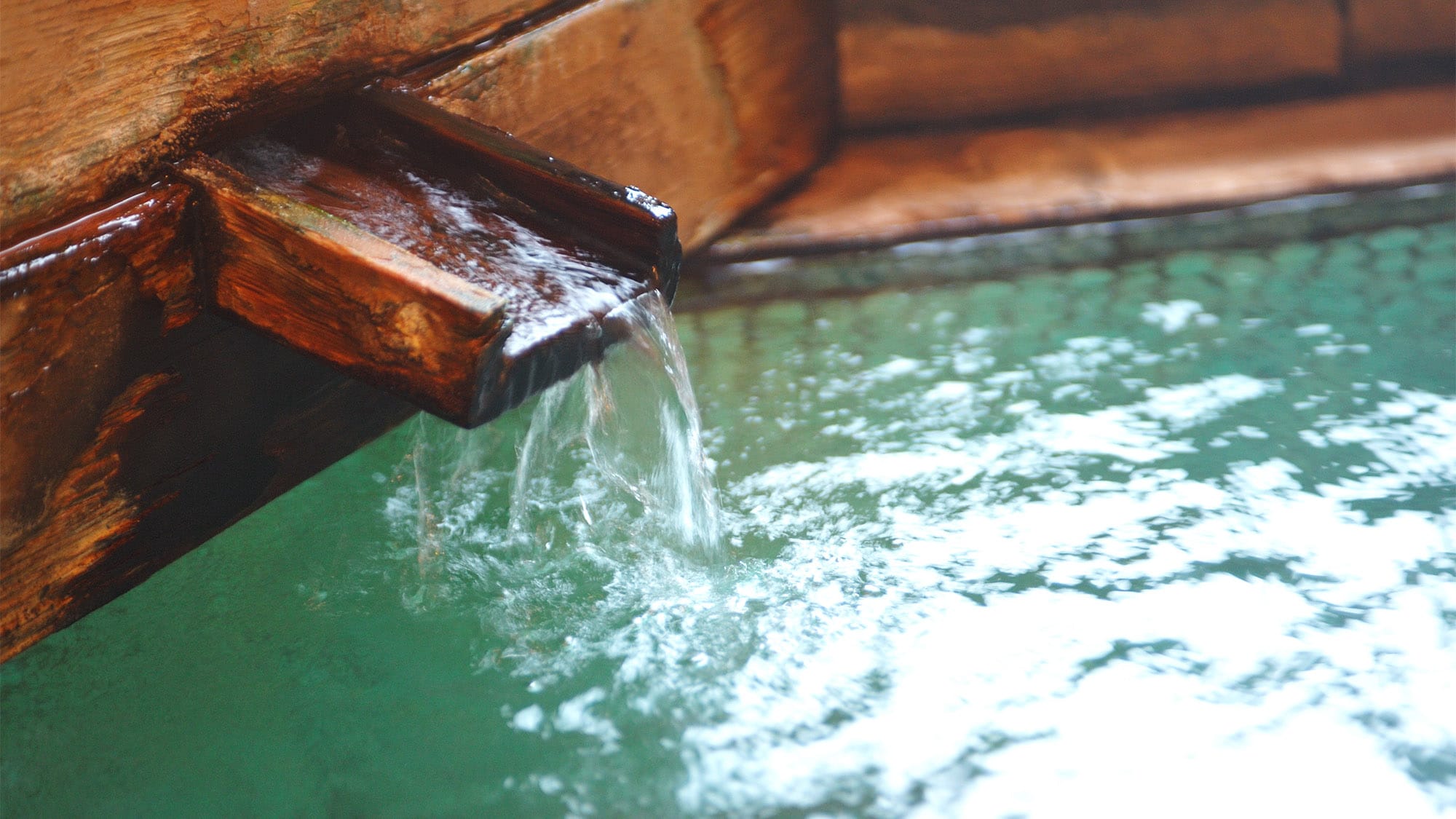 ・[Large public bath] The water is pumped up from 450m underground, right next to the inn, and is pure sodium bicarbonate spring water.
