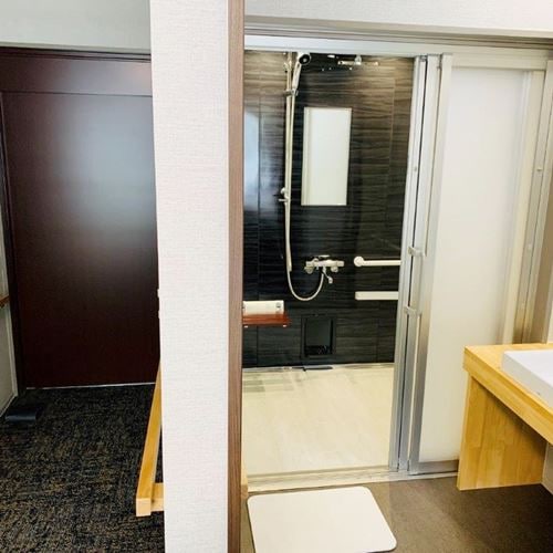 [Western-style room barrier-free 3F] The bathroom is kept clean and there are handrails.