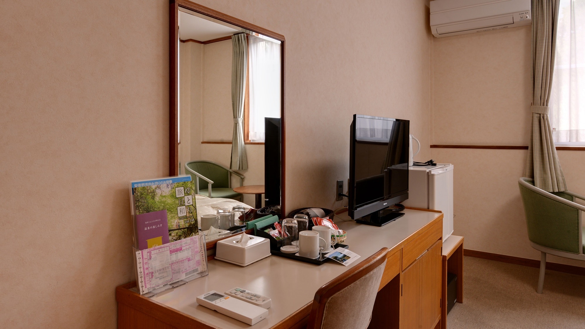 *[Guest room/Twin] A desk is convenient for small tasks. Tourist information is also available.