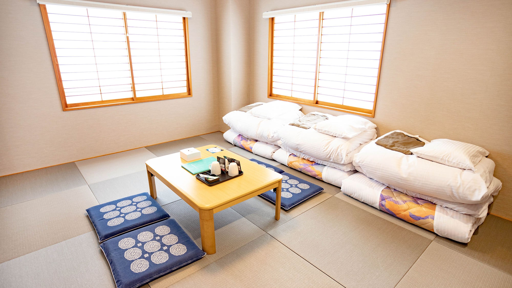 ・[ตัวอย่างห้องพักสไตล์ญี่ปุ่นสำหรับ 4 ท่าน] โรงแรมของเรามีห้องพักหลากหลายประเภท รวมถึงห้องพักสไตล์ญี่ปุ่นที่สะดวกสบายพร้อมการออกแบบที่เรียบง่าย