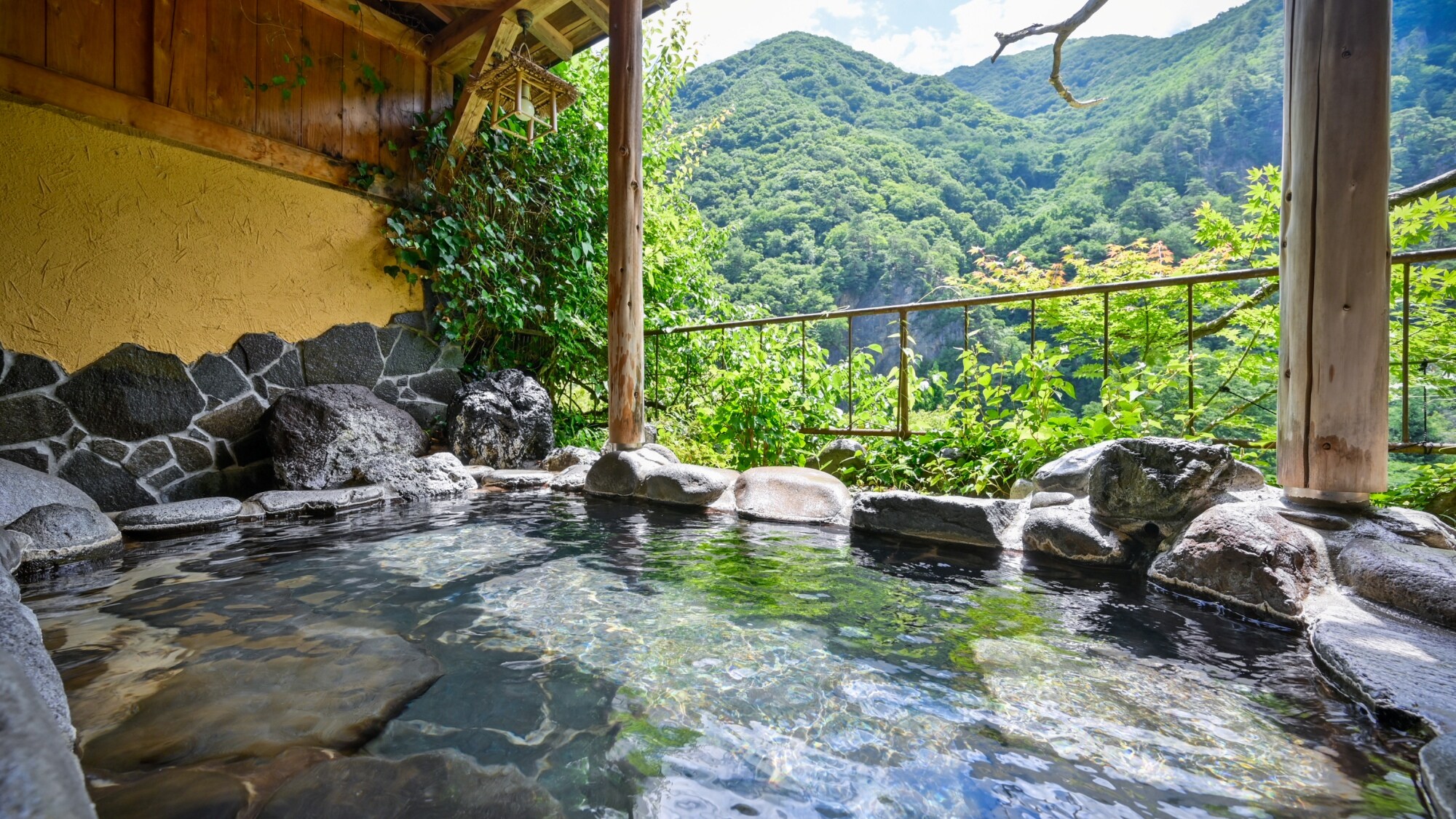 [Momiji Valley] A private open-air bath where you can have the scenery like a landscape painting all to yourself