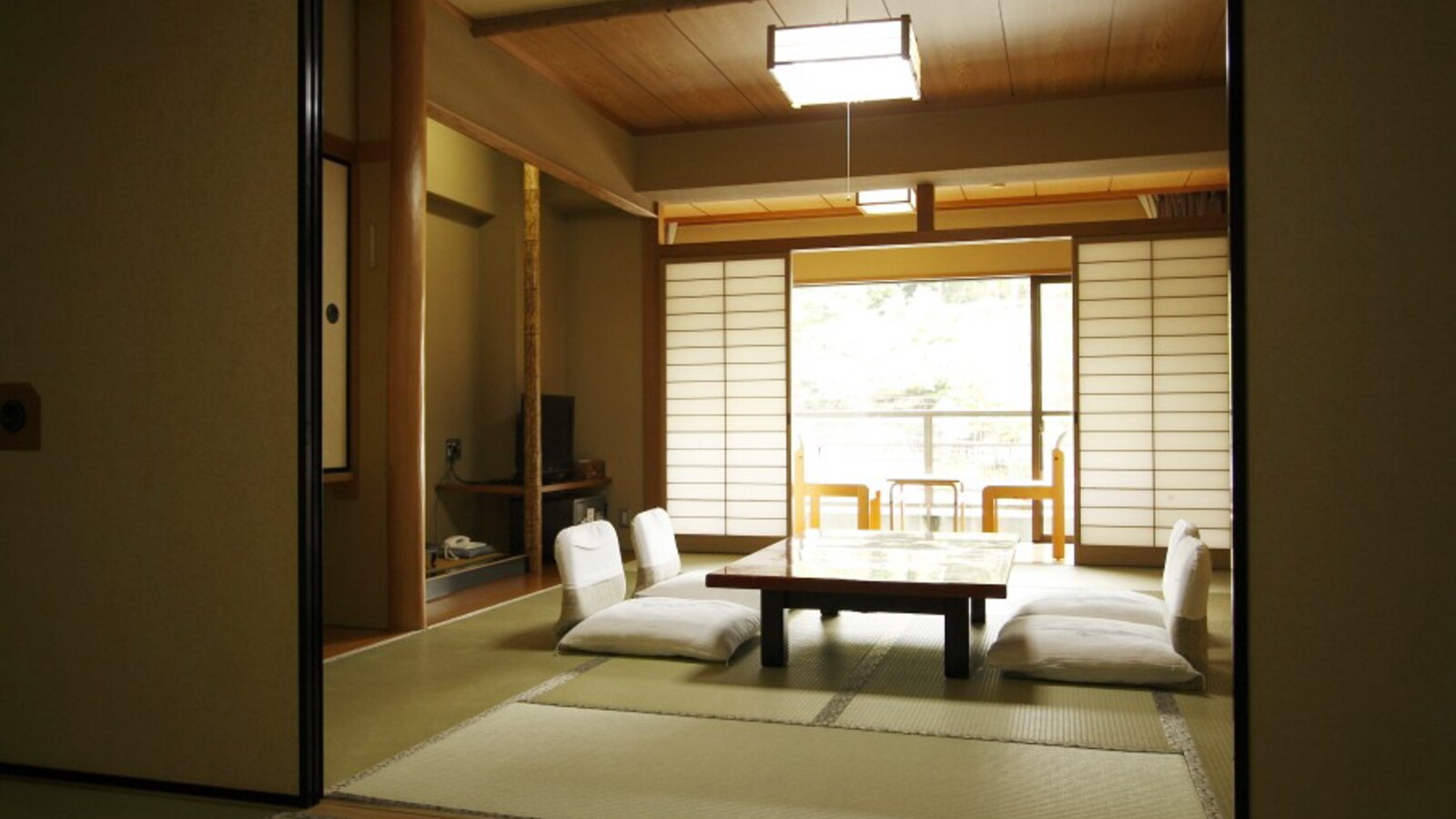[Lantai 2 (10 tikar tatami + 6 tikar tatami) Kamar bergaya Jepang dengan kamar sebelah] Makanan disajikan di kamar dan hewan peliharaan dapat diakomodasi di semua kamar.