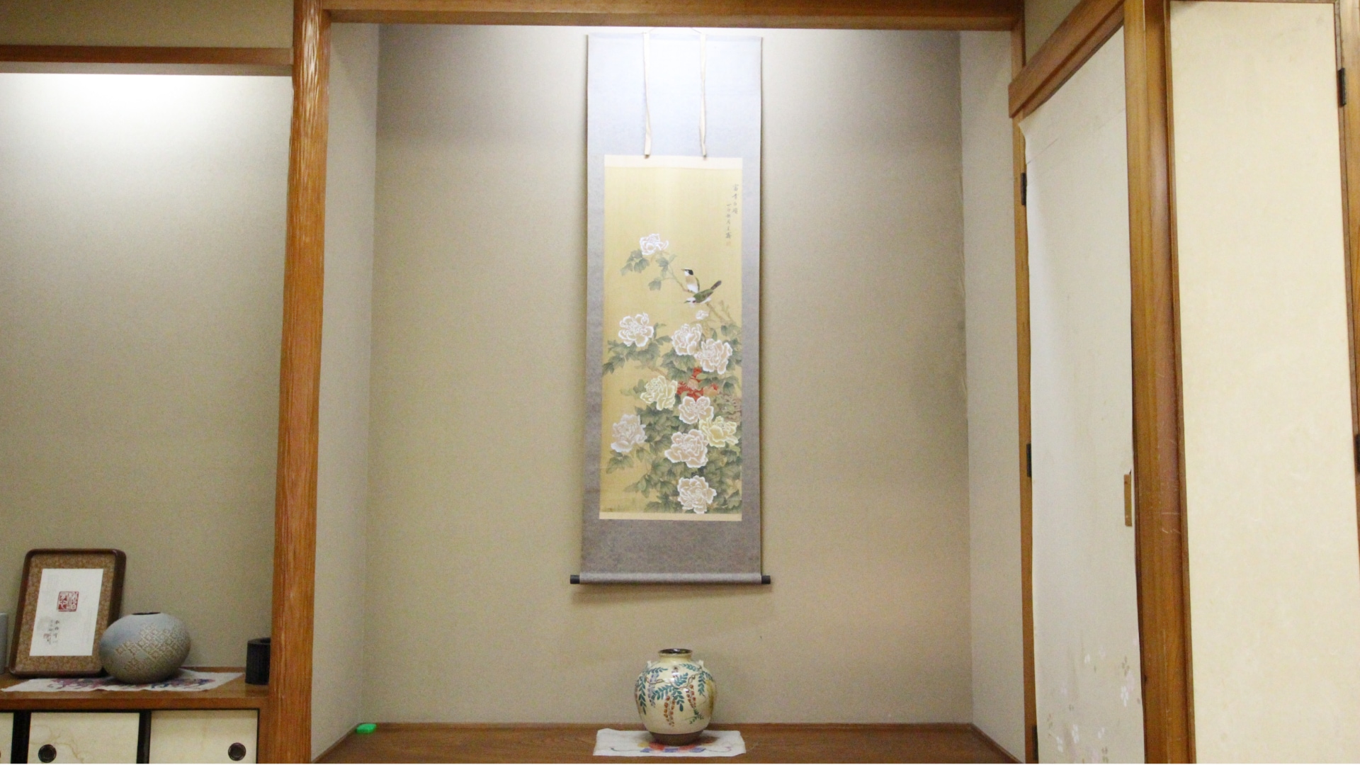 Japanese-style room hanging scroll
