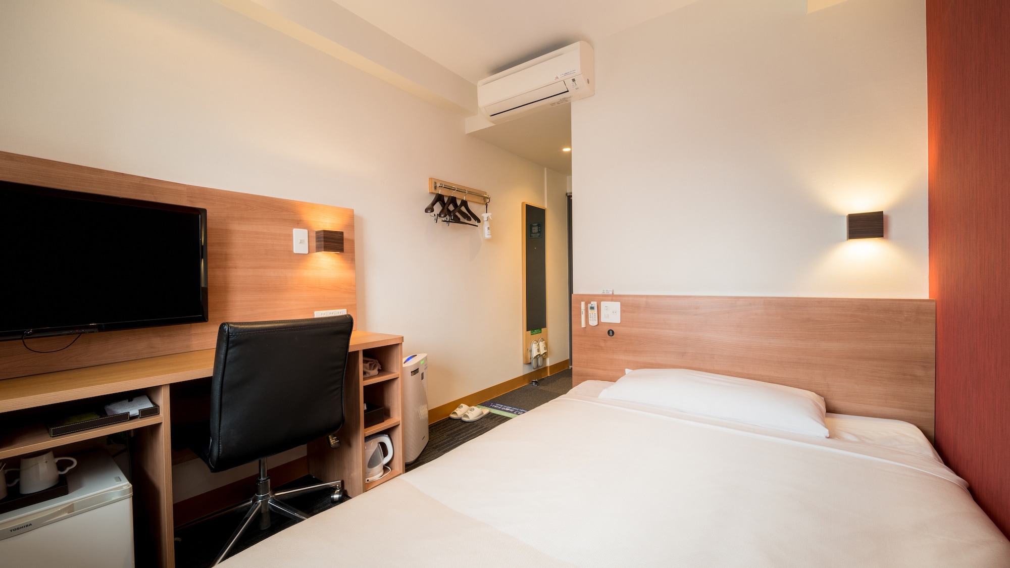 A 140cm wide bed and a mattress with just the right amount of firmness will ensure a good night's sleep.