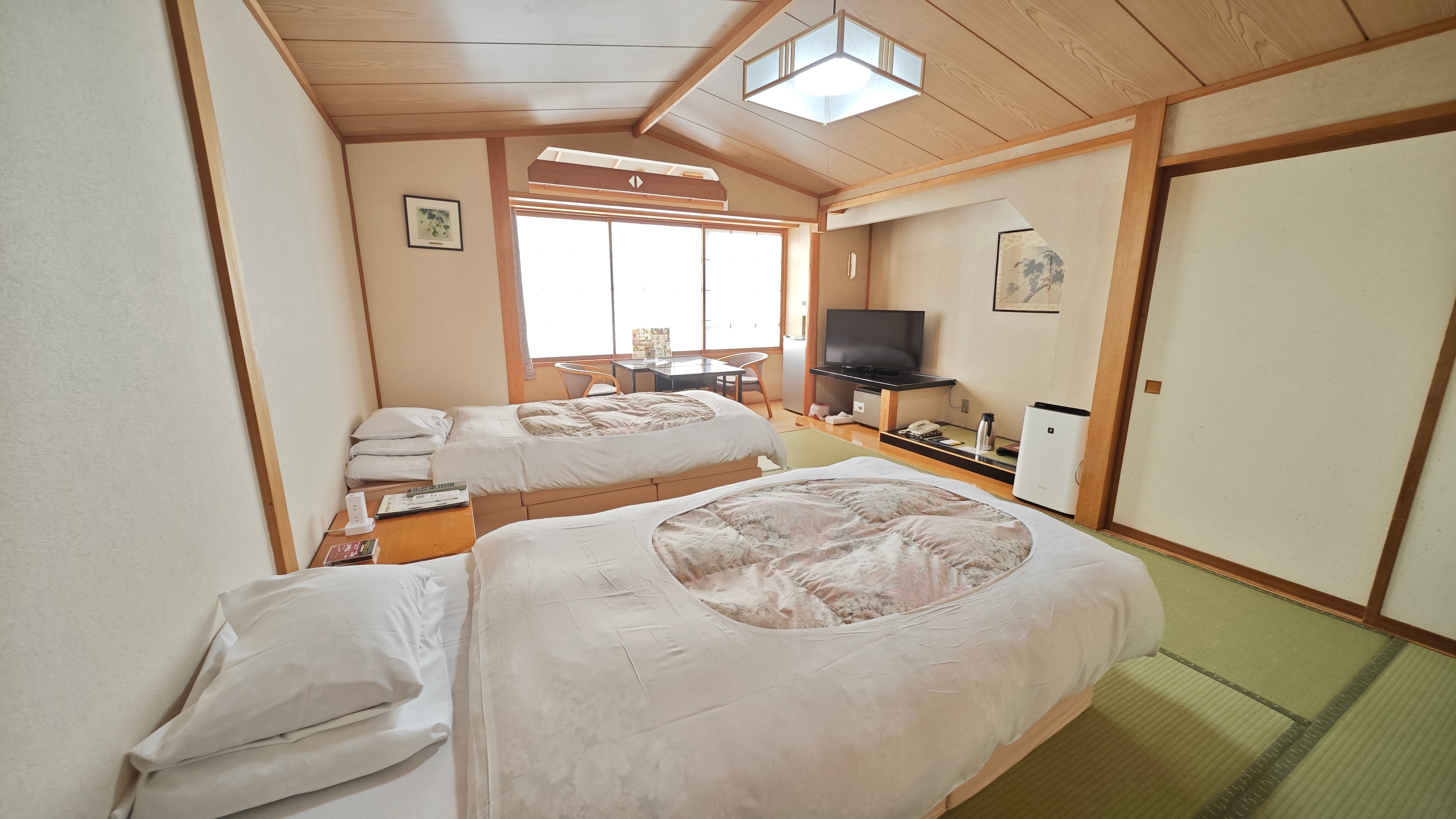 [Nagomi Twin Room] Twin beds in a 10-tatami Japanese-style room (accommodates 2 people)