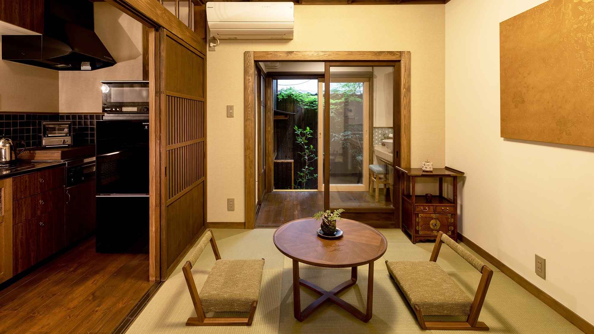 ・1st floor Japanese-style room and kitchen. Dishes and other furnishings are Shigaraki and Kyo ware.