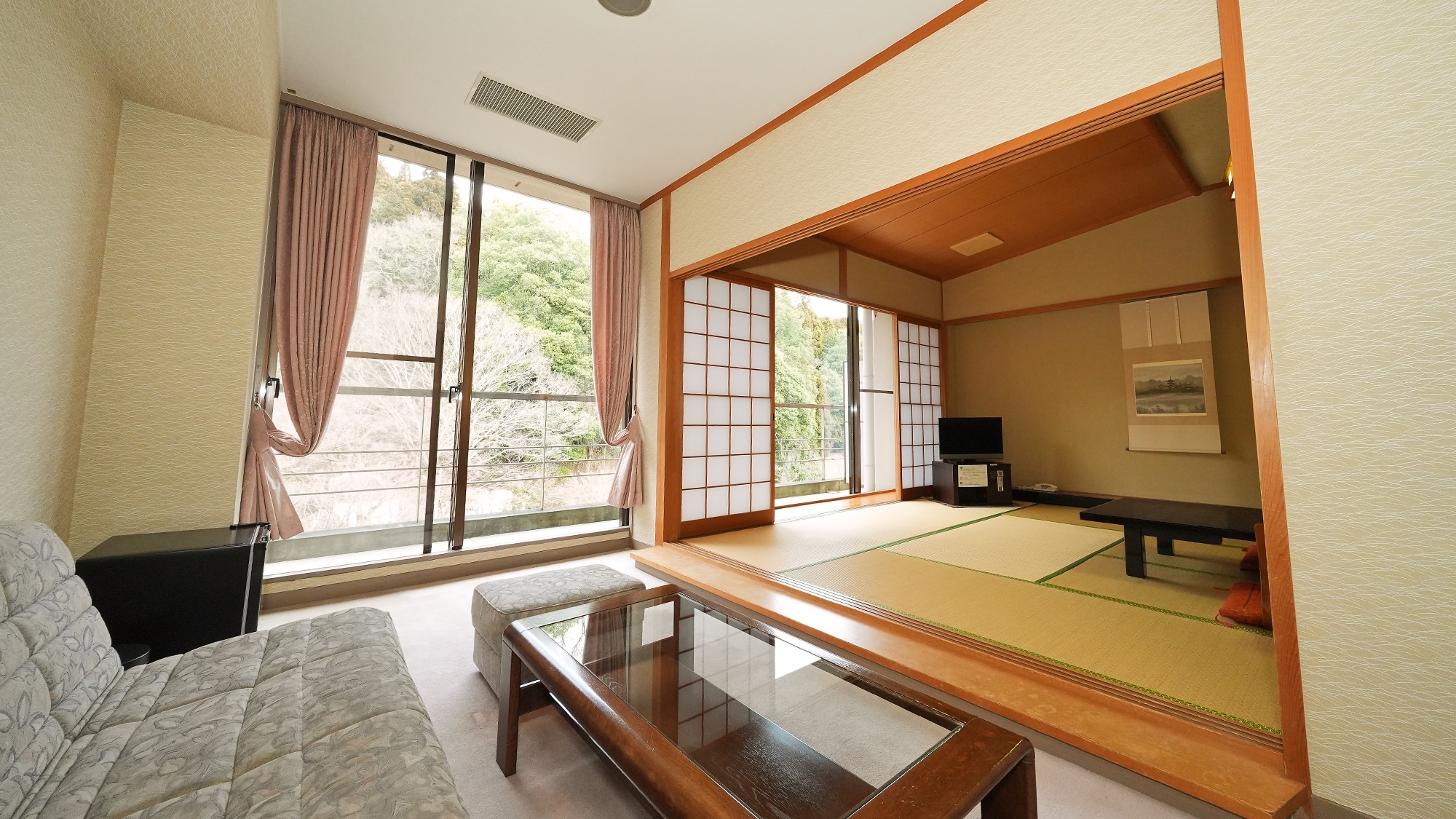 *East Wing Guest Room Image
