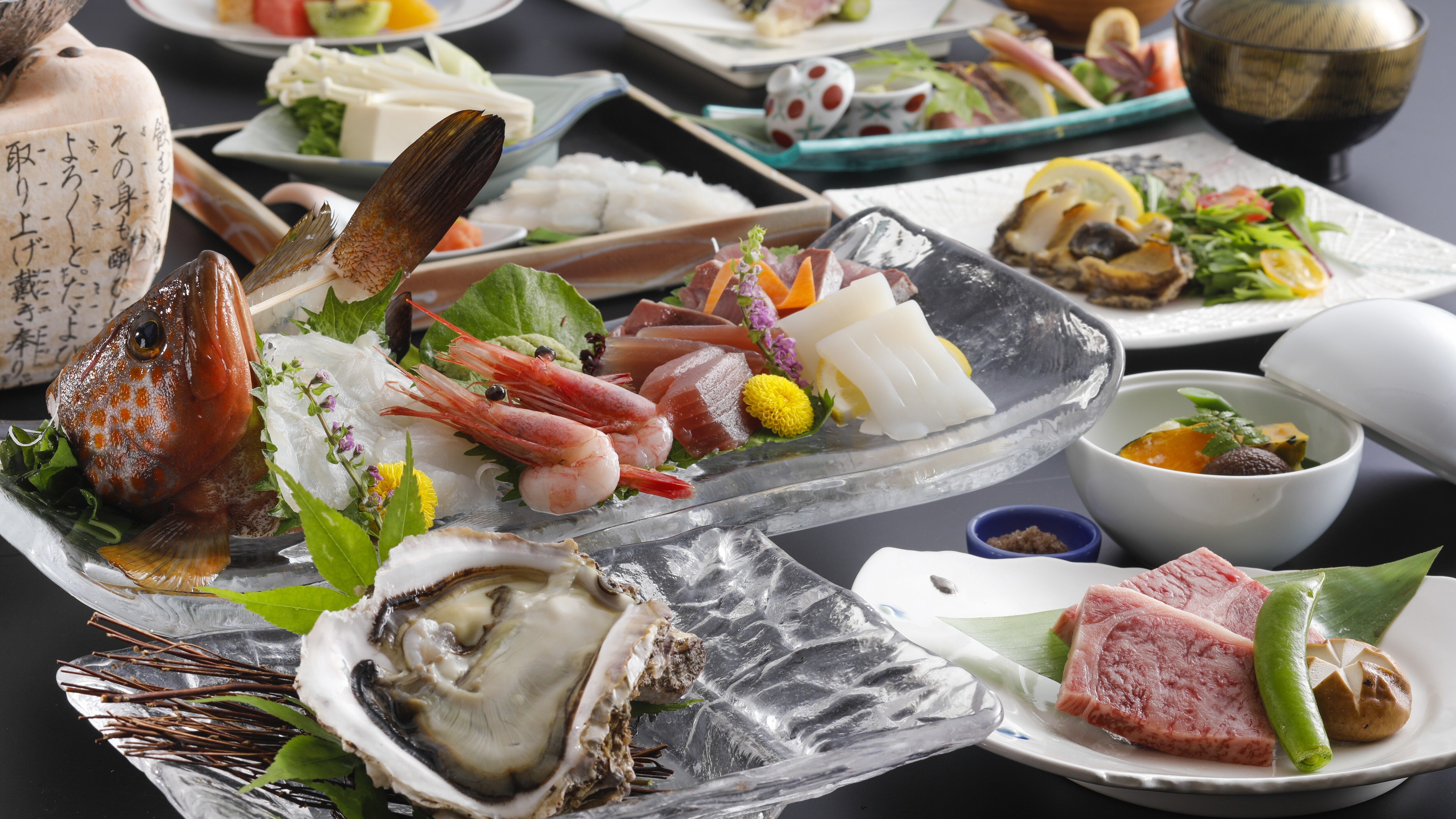 【夏季 - 但马牛肉与当地鱼类怀石料理】尽享新鲜美味的菜肴，例如岩蚝、但马牛肉和炖黑喉鲈鱼！（仅举一例）