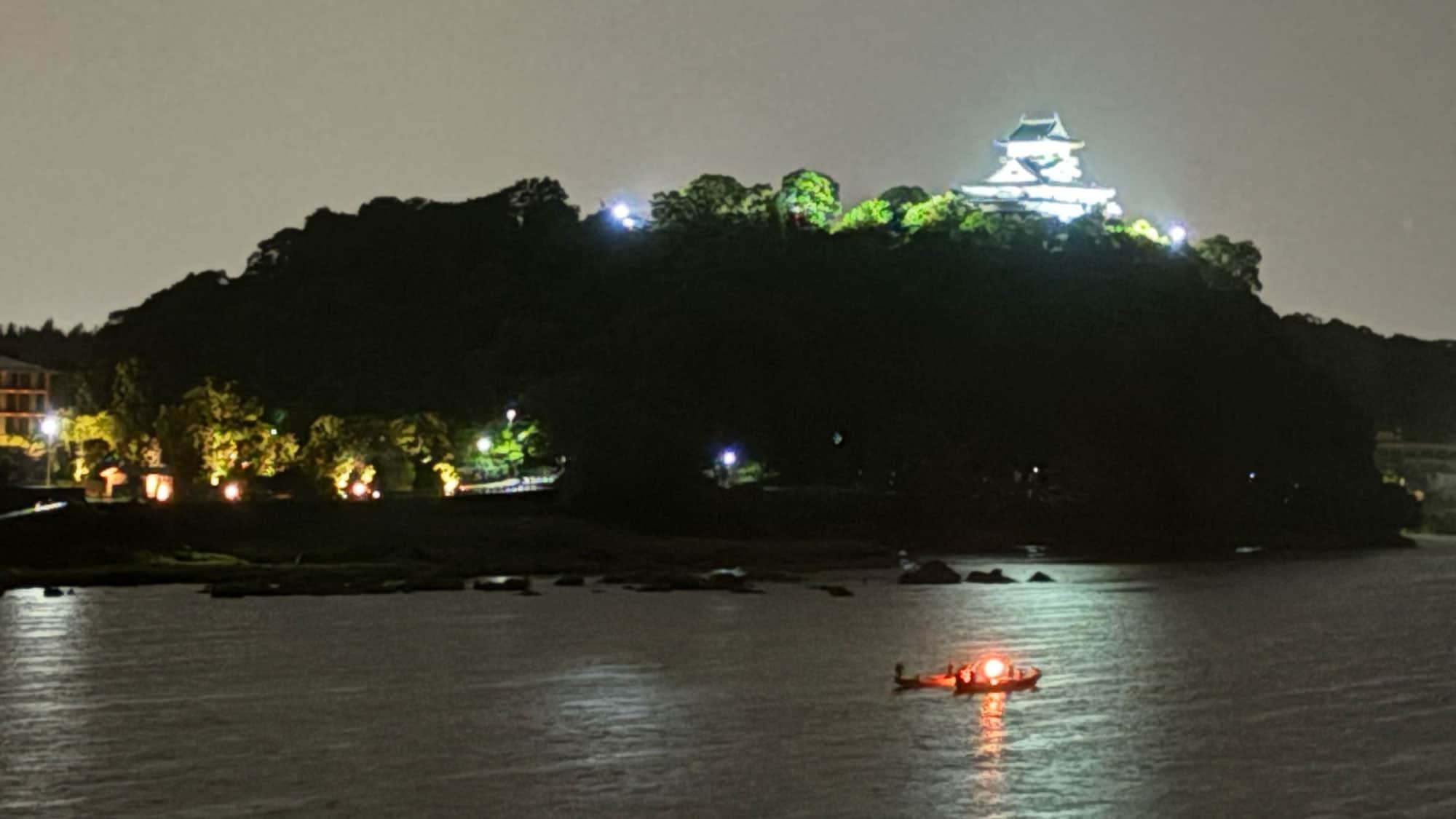 Chiếu sáng Lâu đài Inuyama và thuyền đánh cá bằng chim cốc