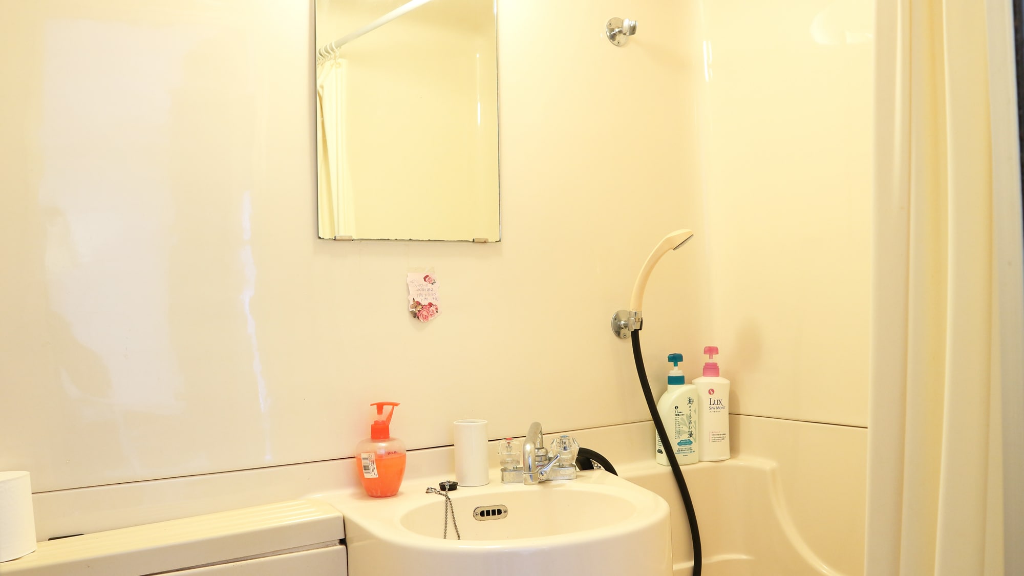 *[Western-style room with twin BT/unit bath example] This is the only room equipped with a bath.