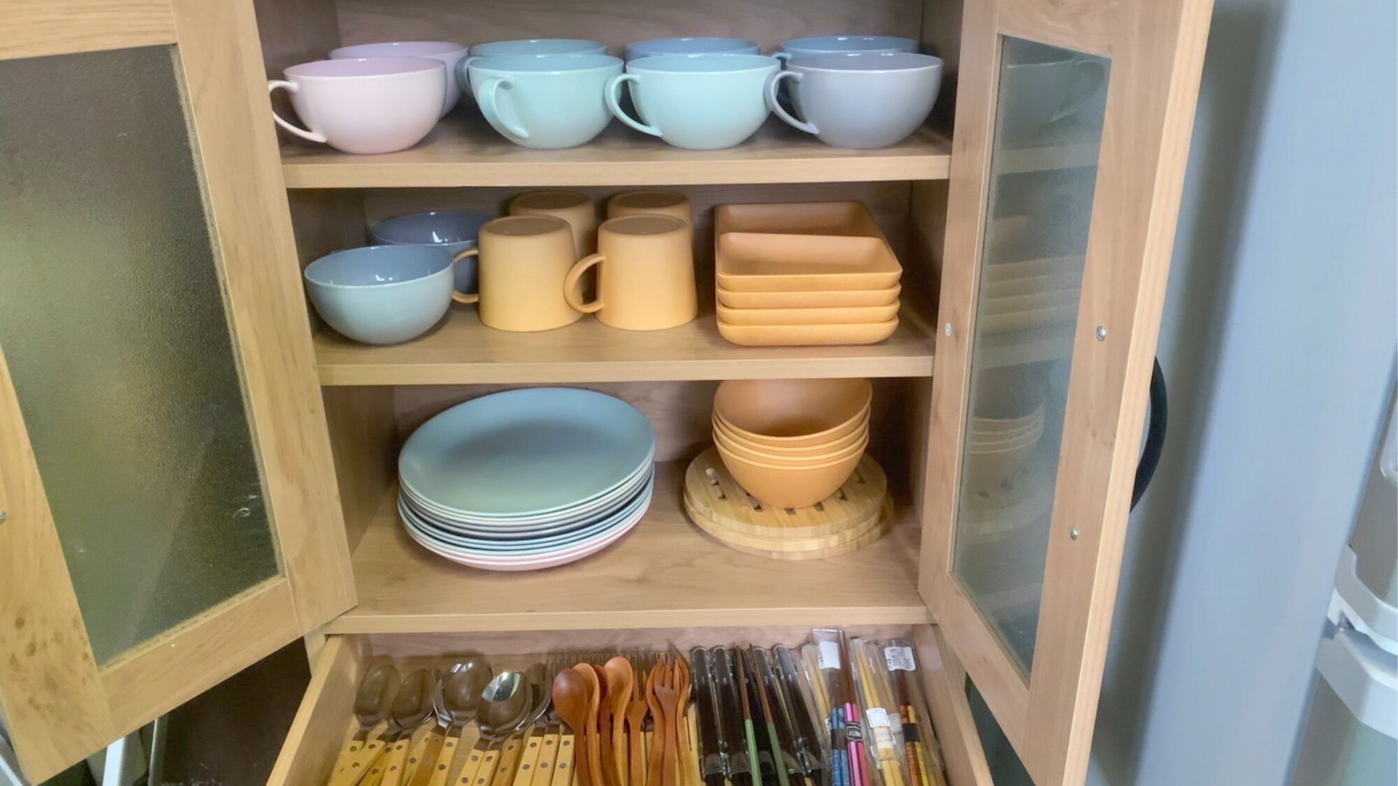 บ้านพัก 3 ชั้น มีอุปกรณ์บนโต๊ะอาหารให้บริการ