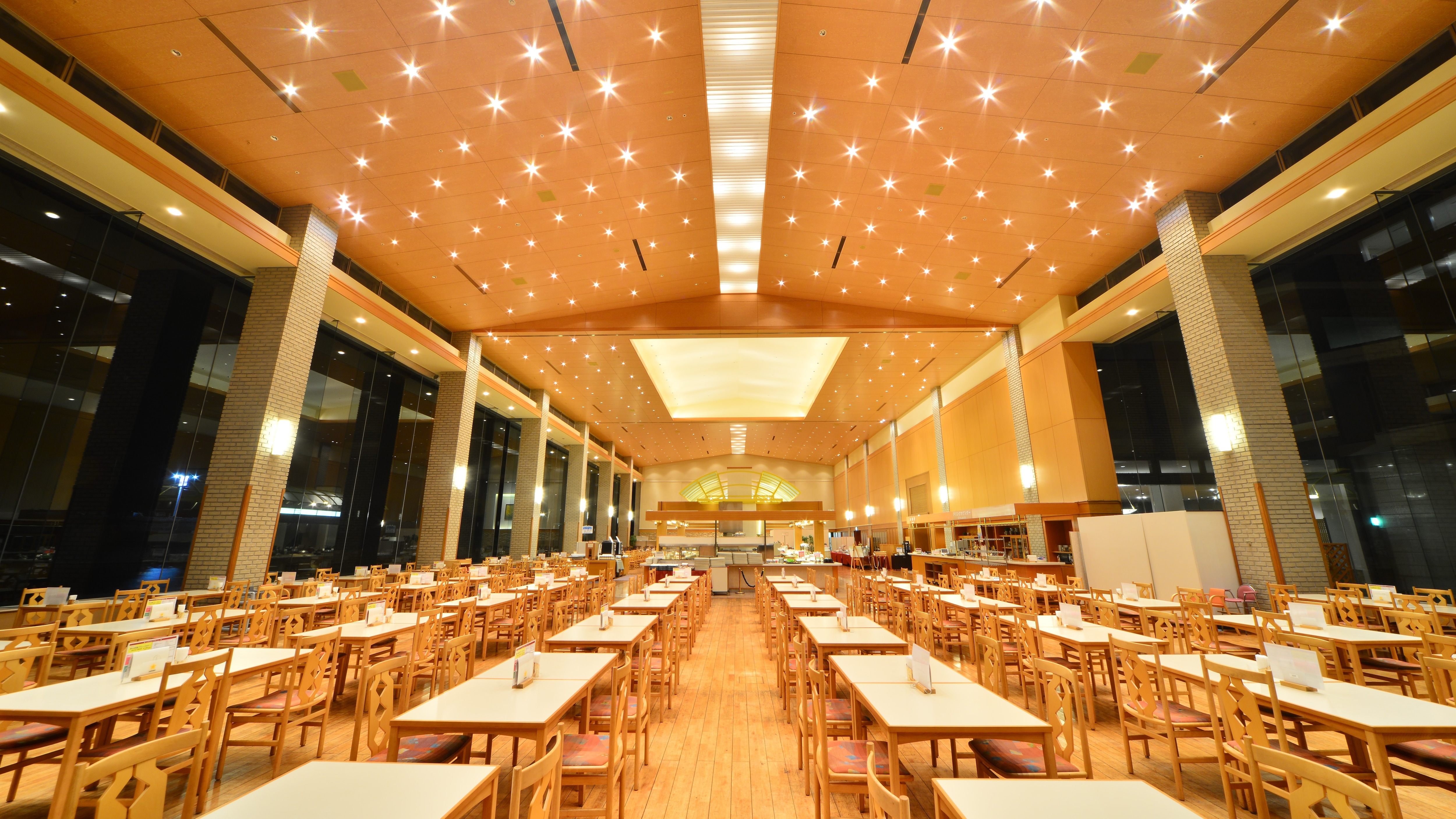 Restoran terbuka dengan sekitar 300 meja tempat Anda dapat menikmati makanan Anda.