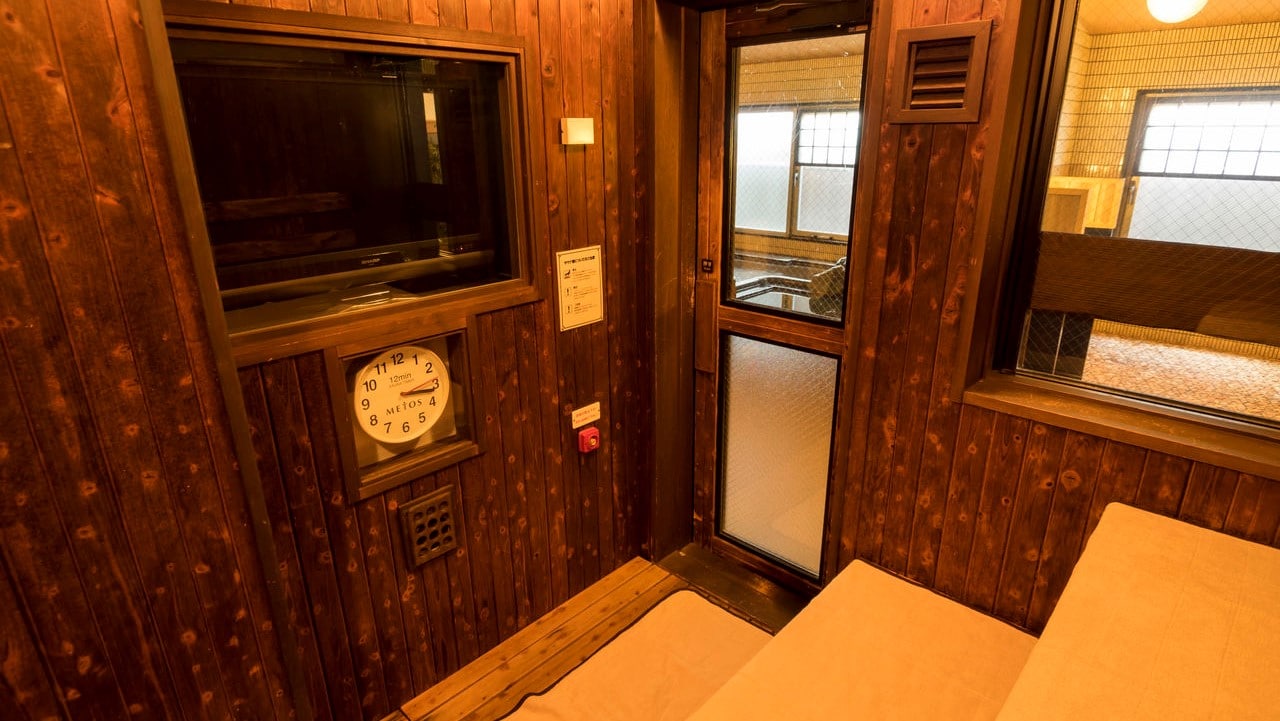 [Men] [Women] We also have a high temperature sauna. (Stops between 1:00 and 5:00 at midnight)