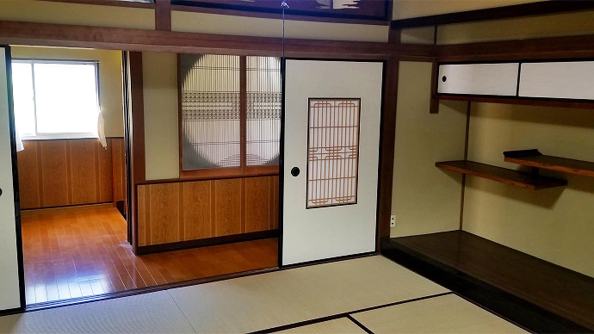 ・ When you open the sliding doors, you will feel a sense of openness. It's okay to relax on tatami mats