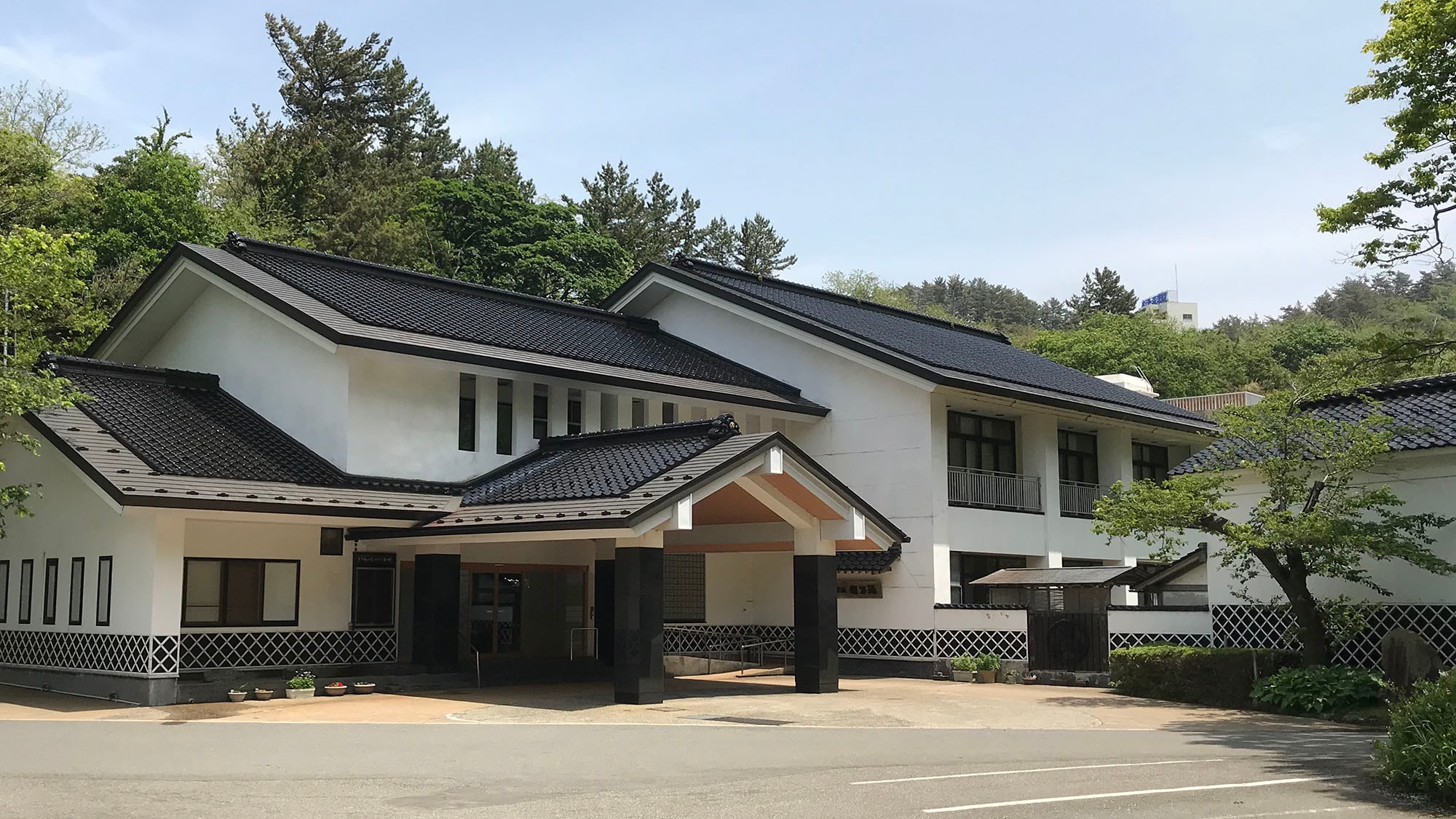 ・[Exterior] Approximately 10 minutes by car from Shonai Airport. A single-family inn surrounded by lush nature.