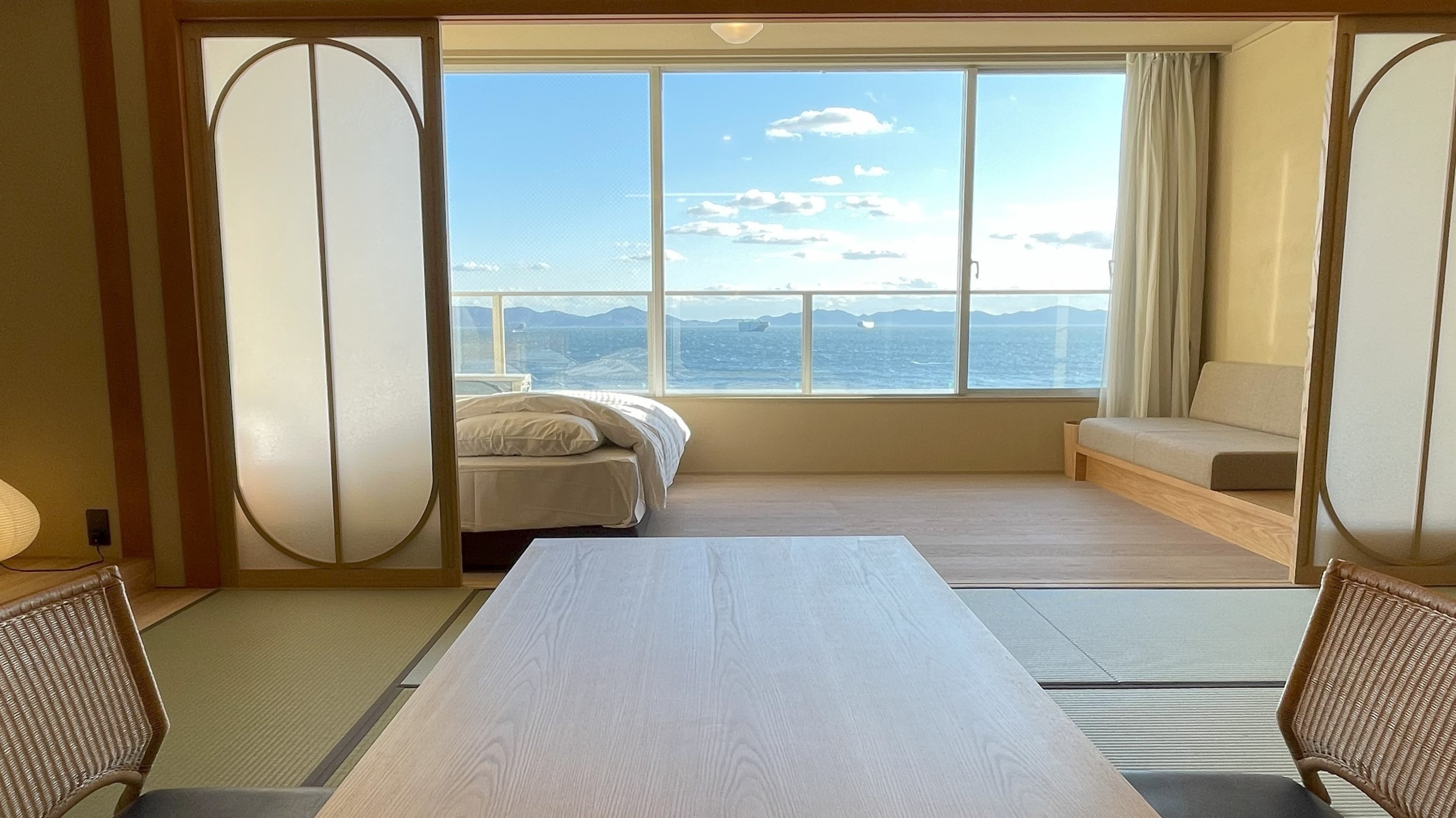 Renovated in December 2023! [Top floor Japanese-Western style room] ~Bay Room~