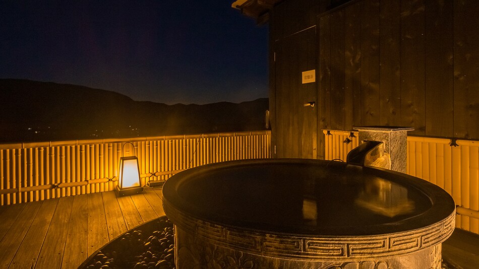 The open-air rooftop bath "Tenku no Yu" allows you to bathe and feel the changing of the seasons.