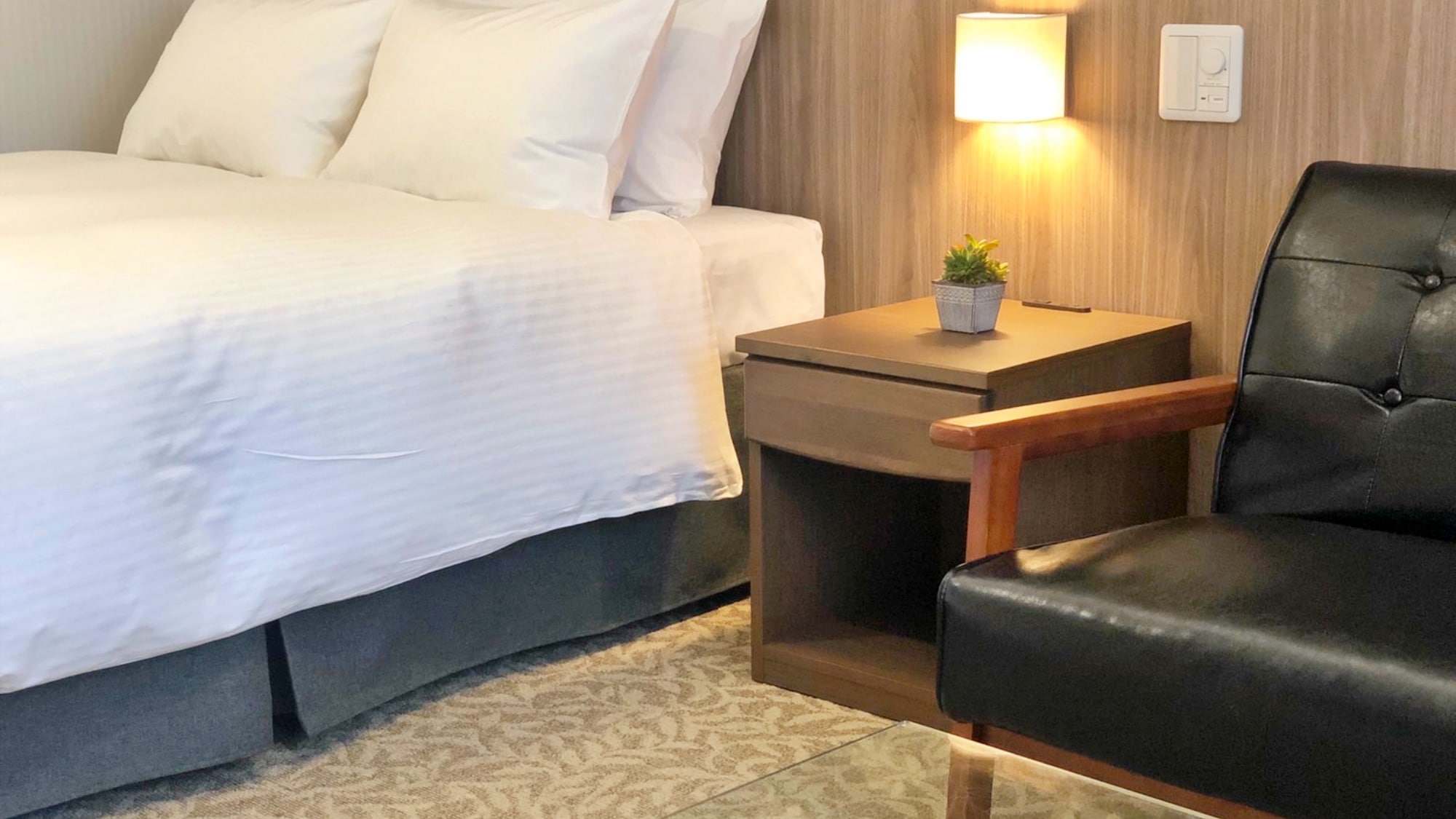 [Double room] There is also an electrical outlet next to the bed.