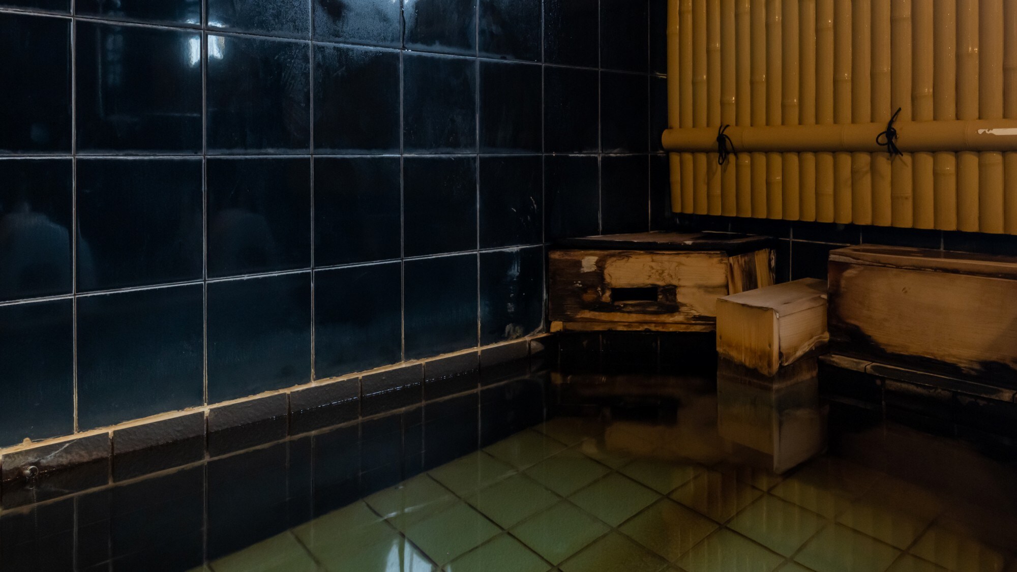 [Mata air panas pribadi "Senko"] Nikmati relaksasi khusus yang dikelilingi oleh aroma cemara dan cahaya lembut.