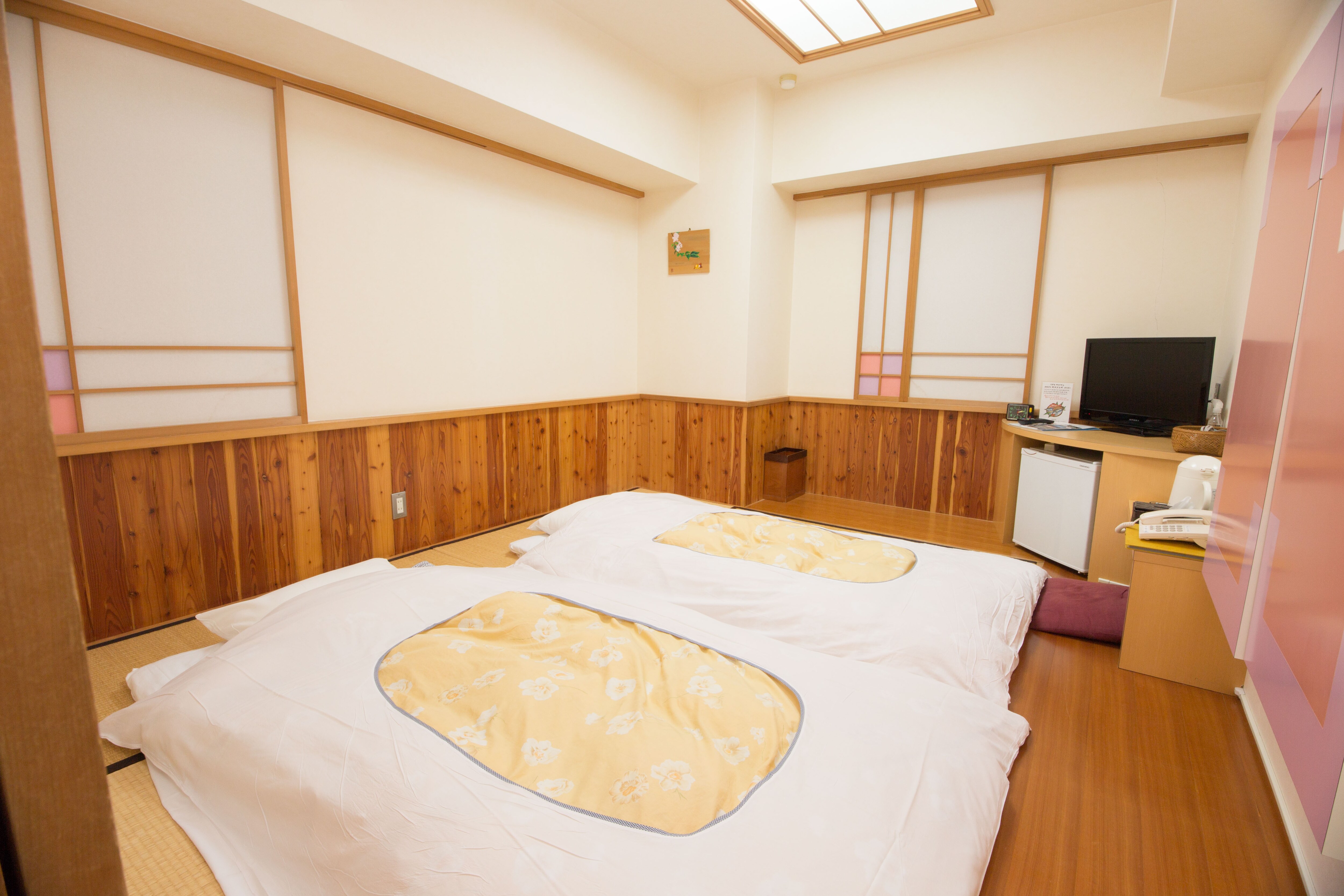 <Phòng theo phong cách Nhật Bản> Phòng theo phong cách Nhật Bản rộng 6 chiếu tatami. Duỗi chân ra trên nệm futon trên sàn trải chiếu tatami.