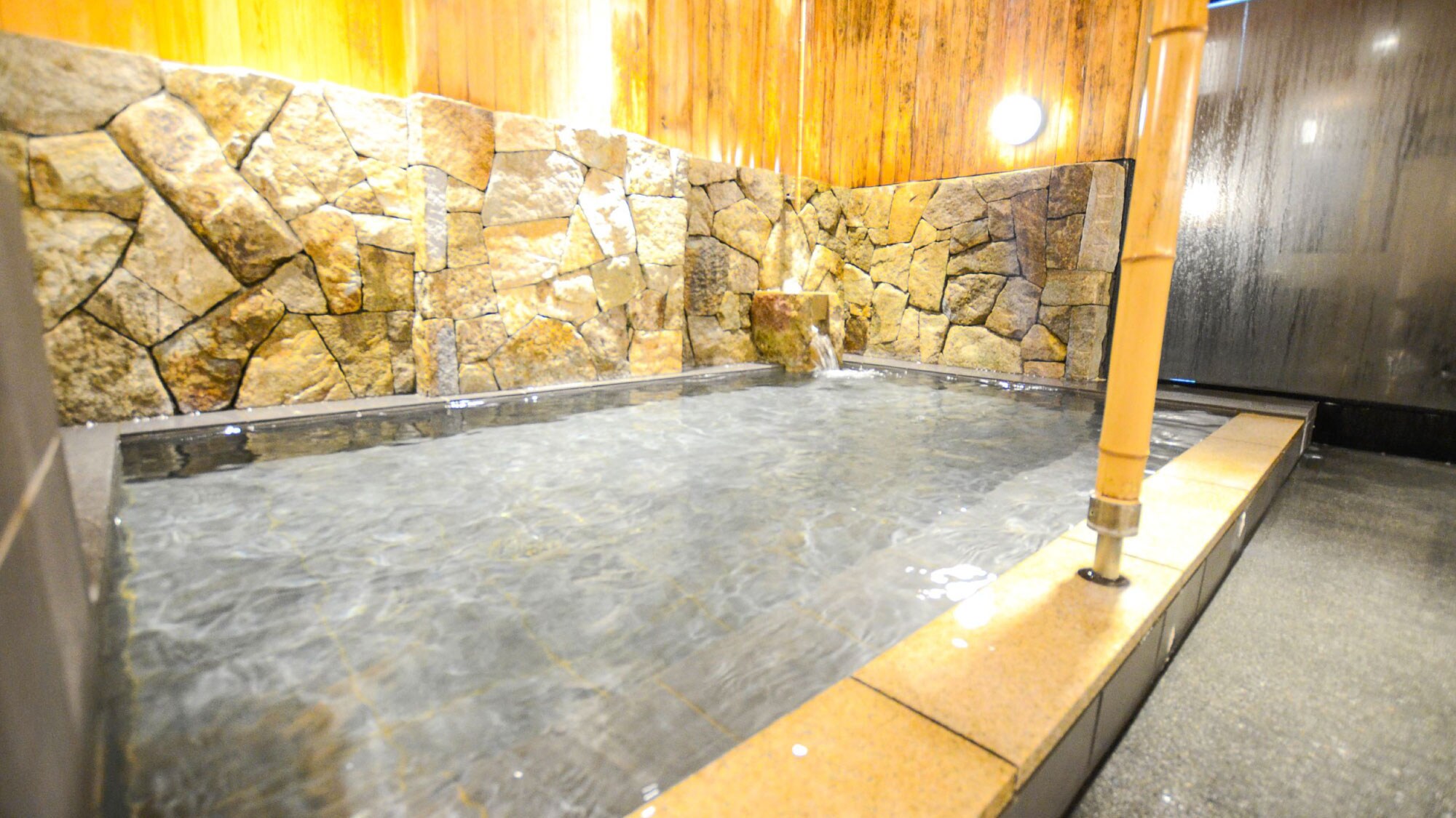 Stretch your legs in the spacious bath and relieve the fatigue of the day in the fresh water.