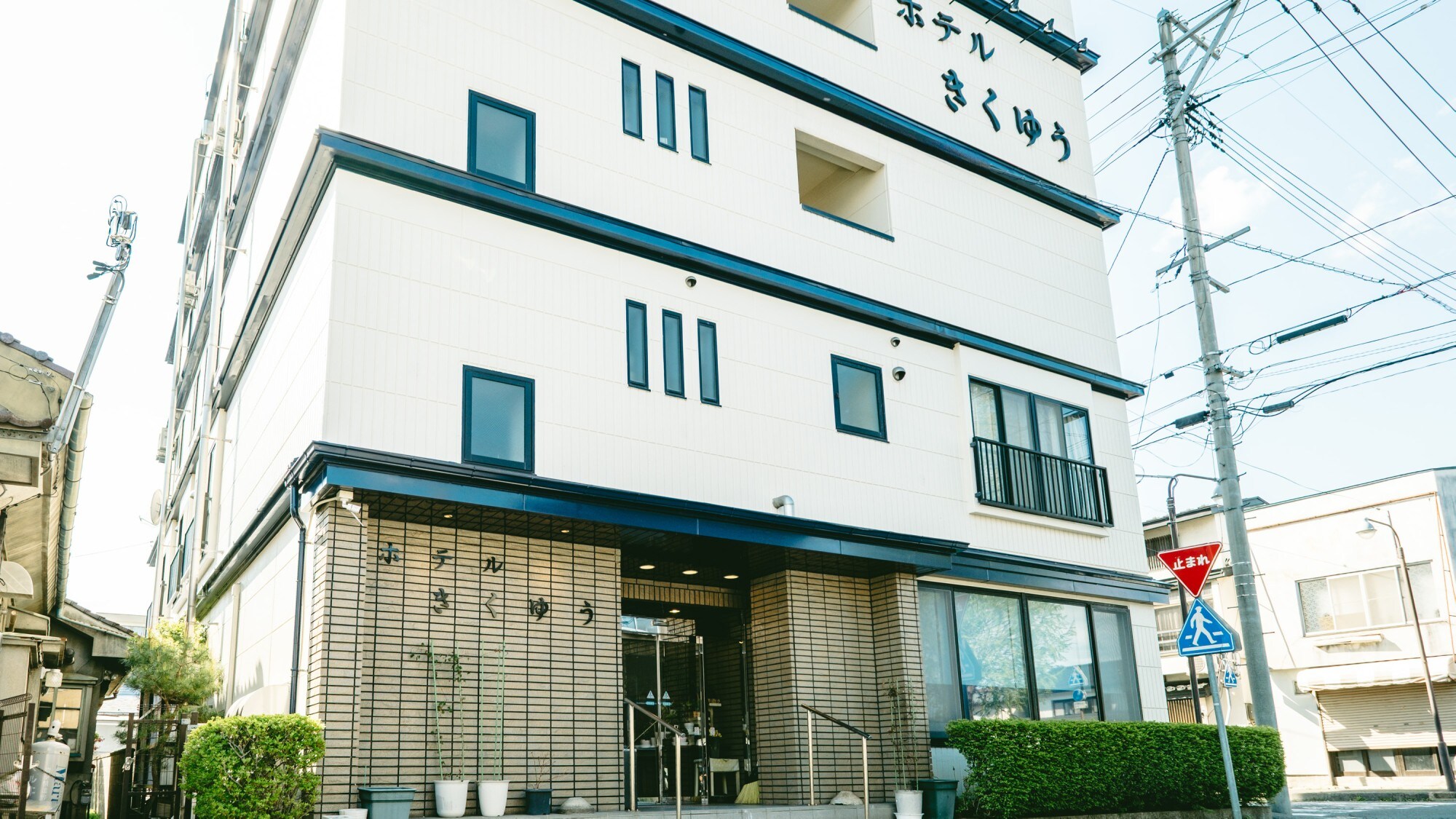 【外观】距离远野站步行2分钟。5层建筑，临街。