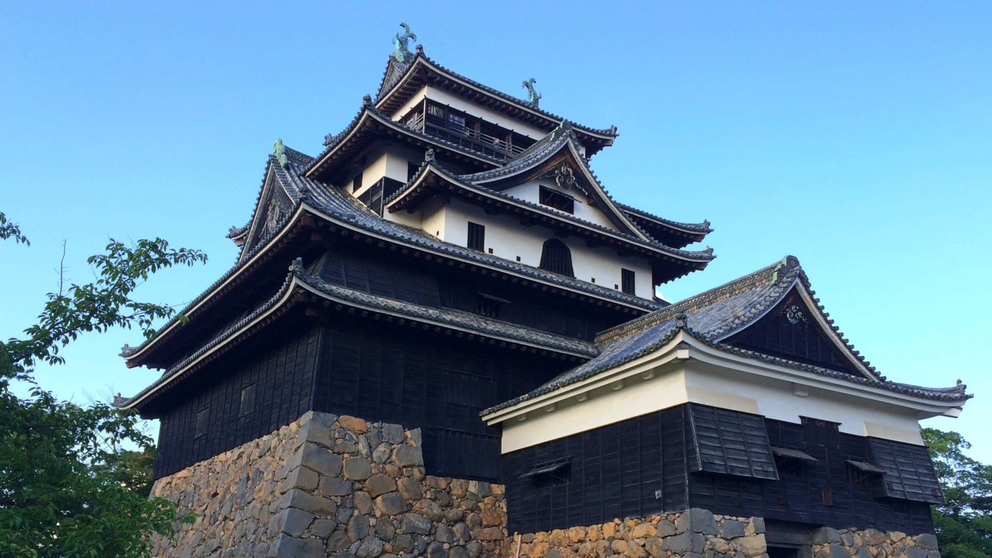<Matsue Castle> If you climb up to the observation tower on the top floor, you will be greeted with a spectacular view of Matsue city and Lake Shinji.