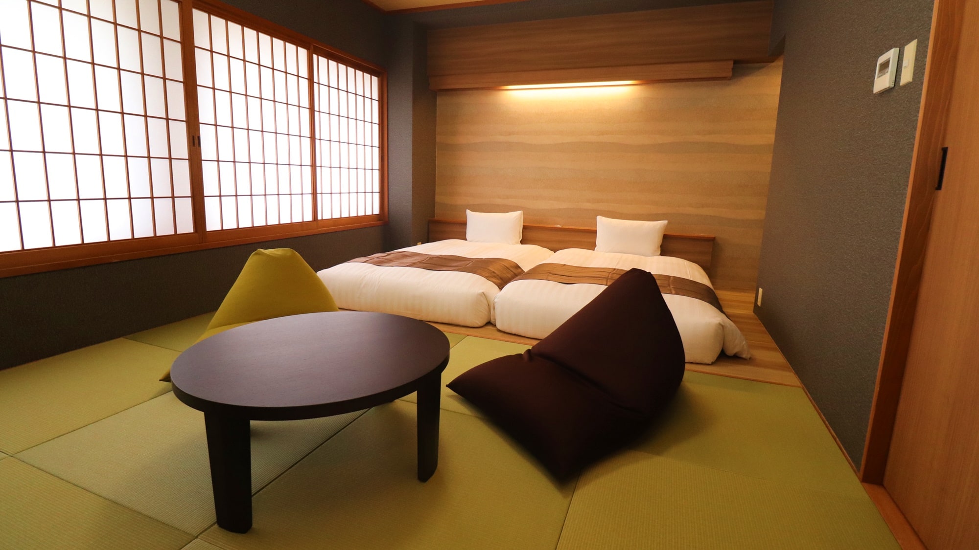 *[Japanese-Western room] A Japanese-style room where you can relax on tatami mats and 2 low beds.