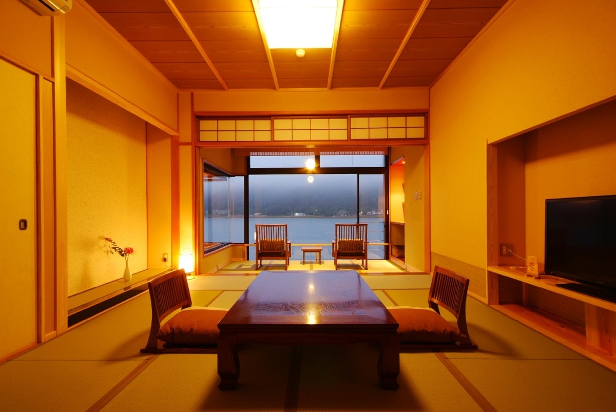 2nd floor Japanese-style room 12 tatami mats + wide edge 4 tatami mats (non-smoking) [River side] ◆ Supper is a room meal