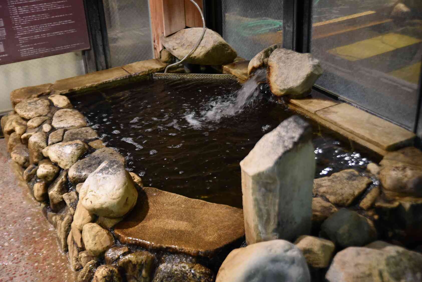 [Men] Natural hot spring/cold bath (water temperature: 13-16℃)