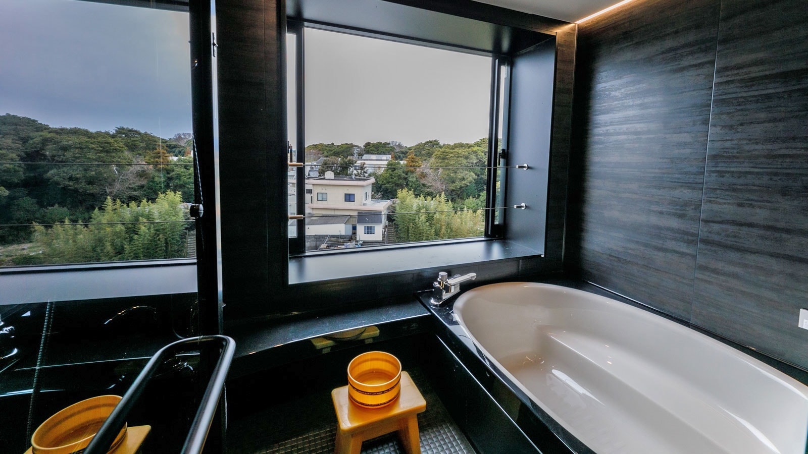 Mountain-side guest room, observation bath
