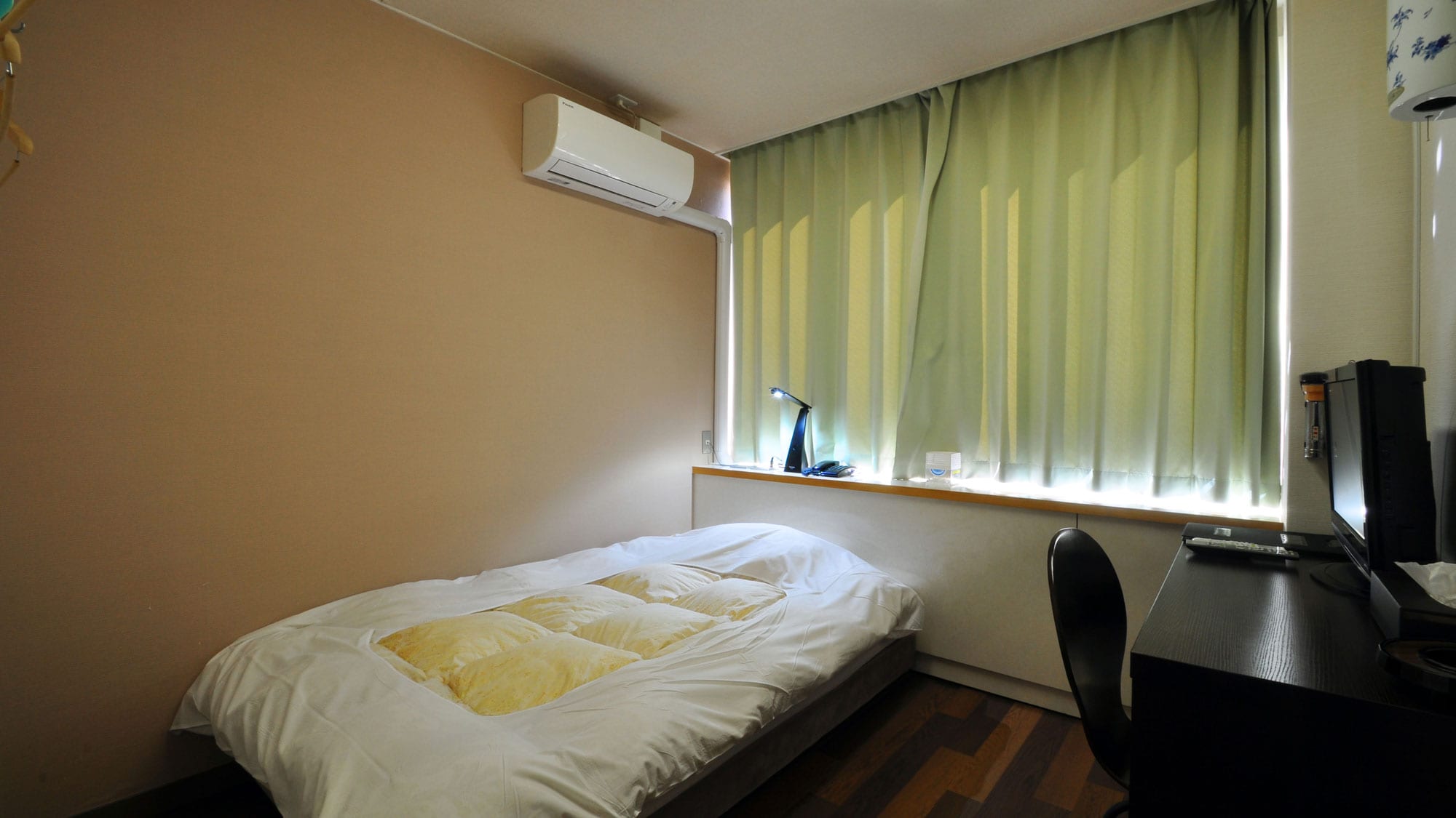 [吸菸單人房範例] 也有空調