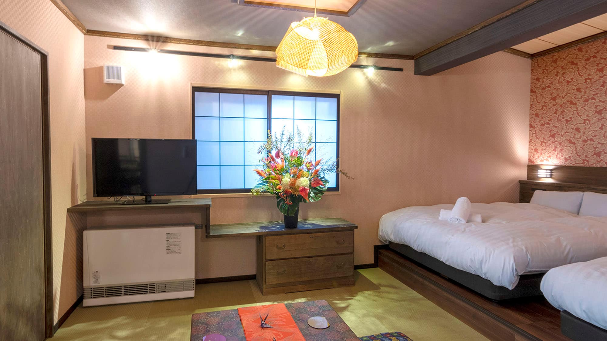 ・ <Room for 8 people> A motivated space that incorporates Japanese elements.