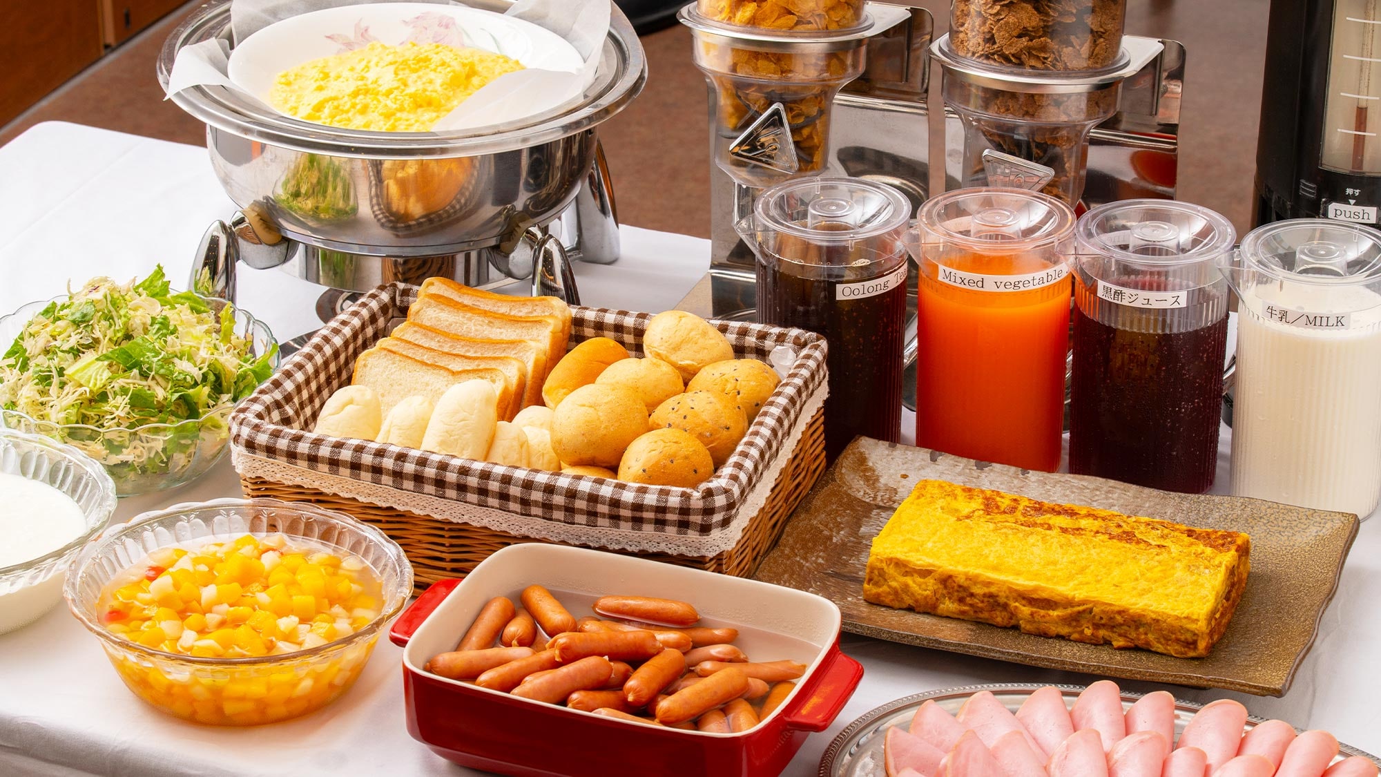 [Breakfast] We offer a buffet with a focus on Western food and free drinks.
