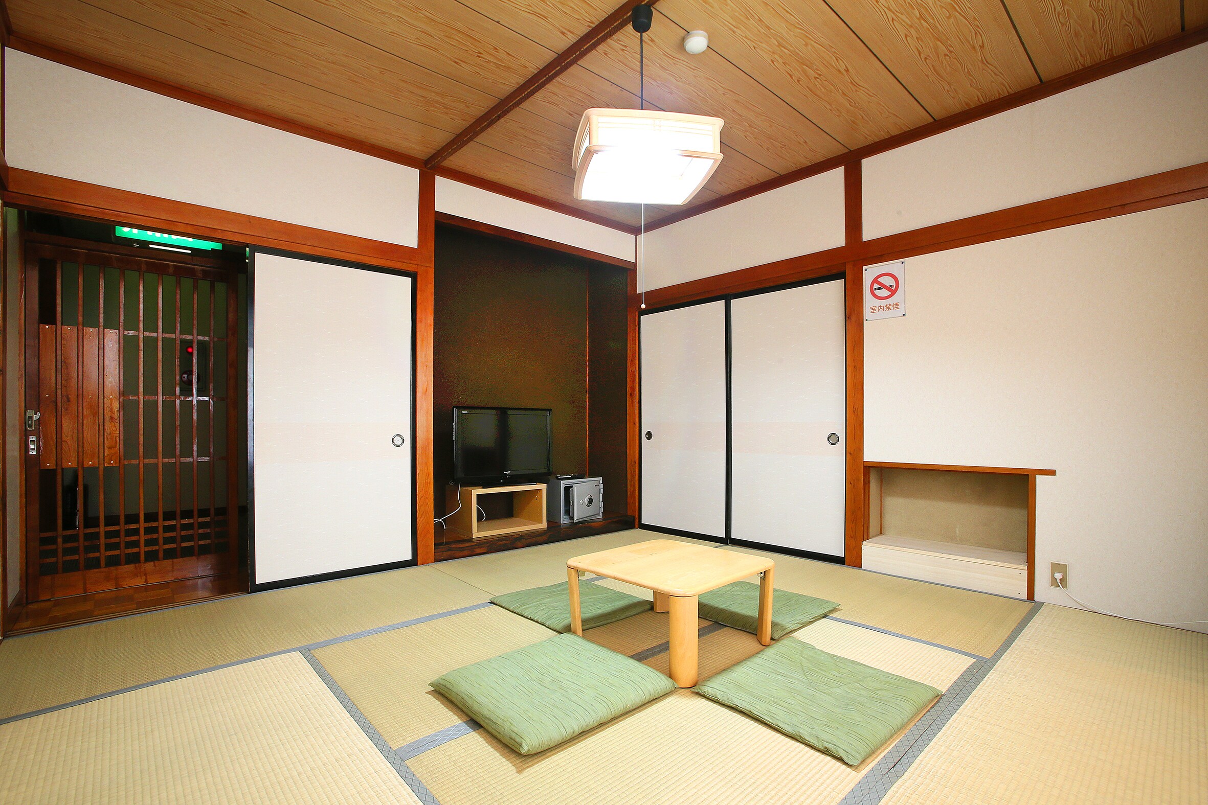Japanese-style room 8 to 9.5 tatami mats with shared bath and toilet