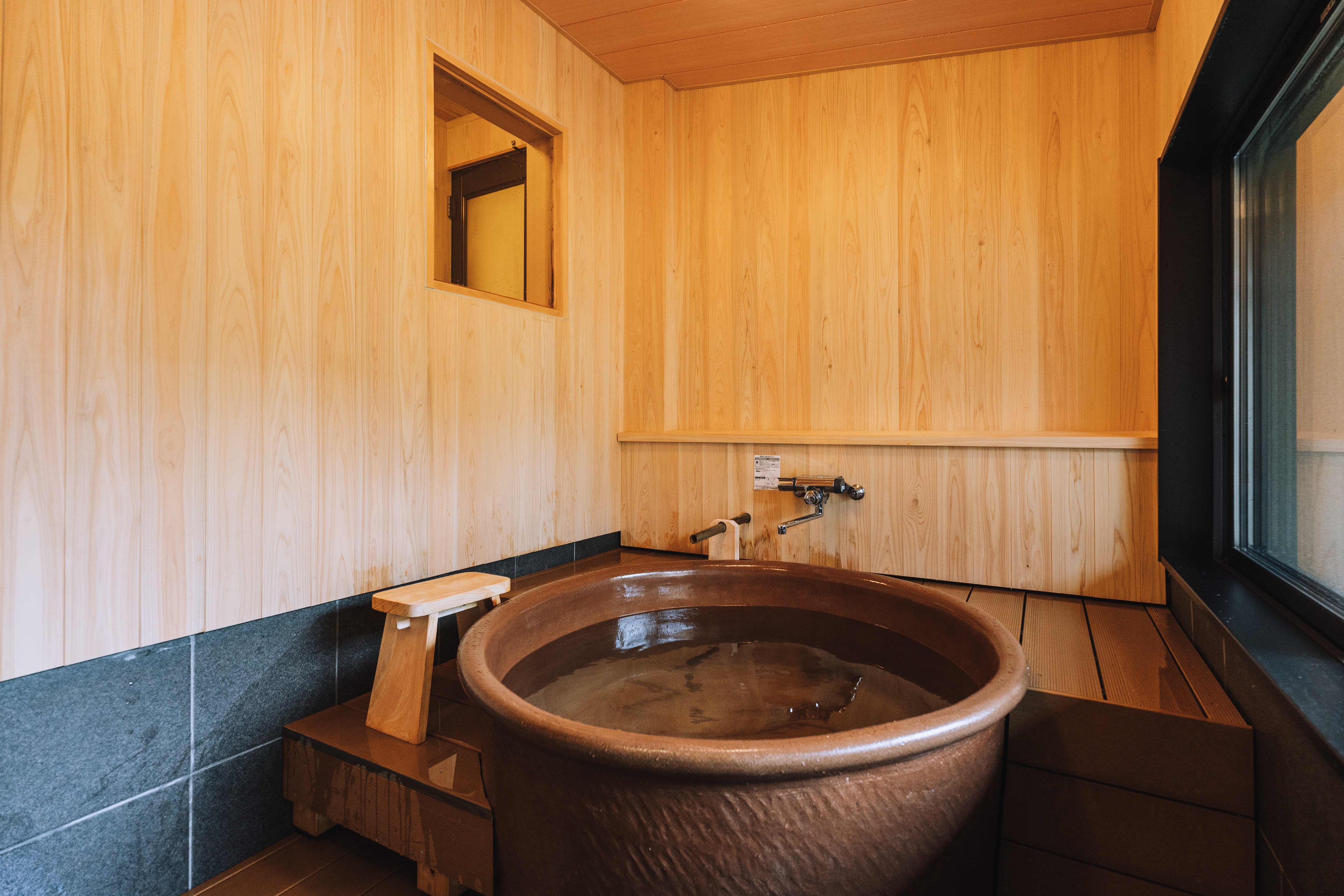 ◆ Japanese-style room 10 tatami mats x 8 tatami mats, indoor bath + guest room with open-air bath (indoor bath)