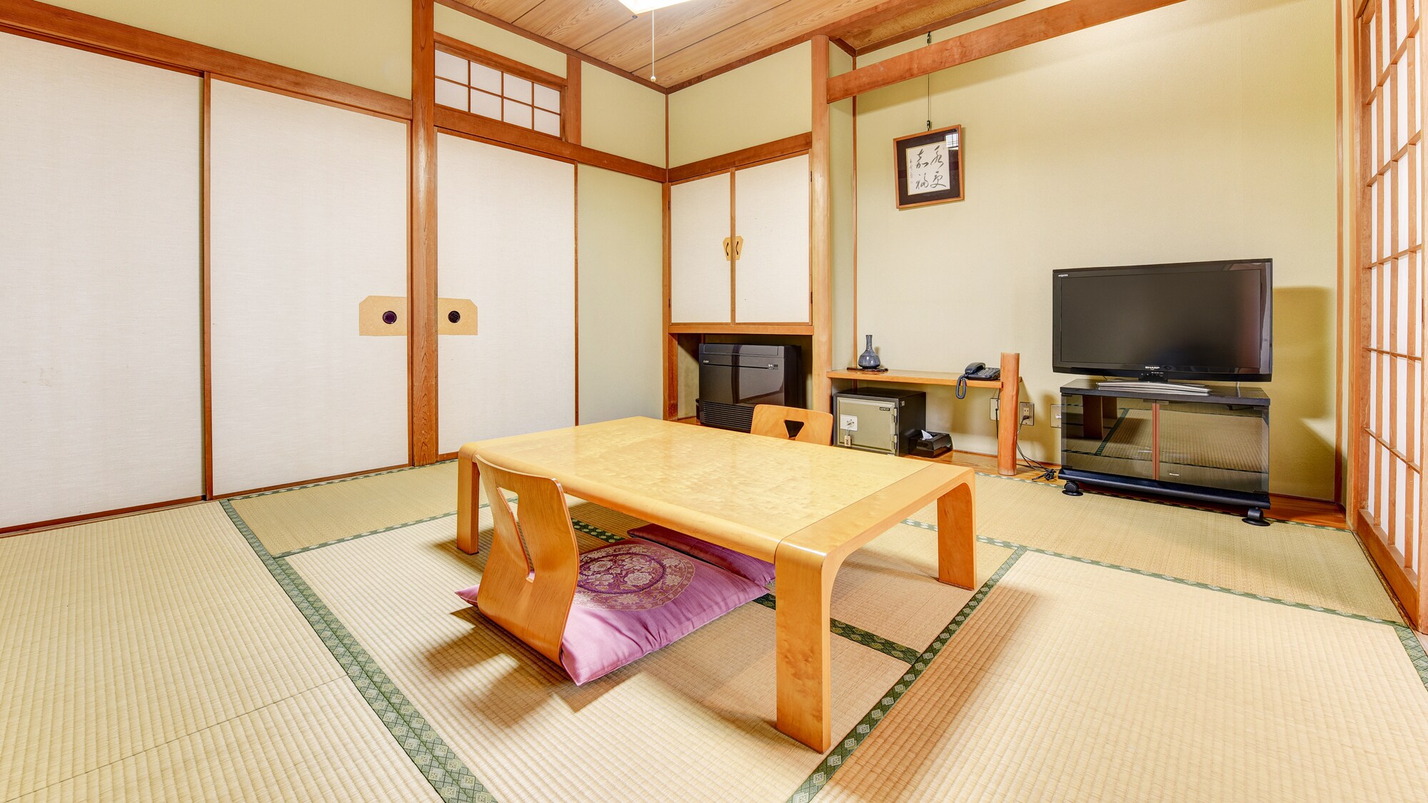 *[Guest room example] Japanese-style room (8 tatami mats) (with toilet)